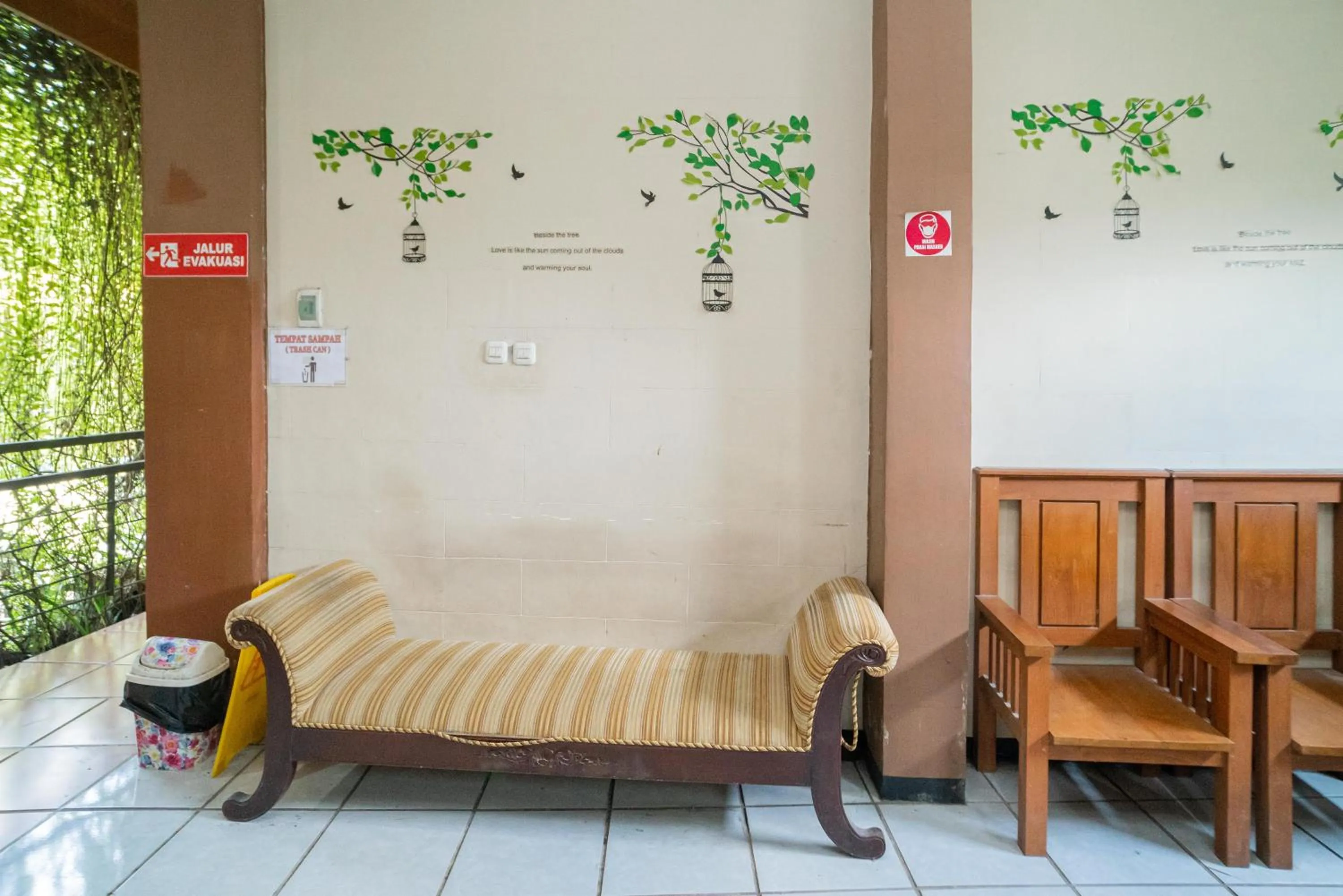 Seating area in RedDoorz Plus Syariah At Lotus Hotel Bojonegoro