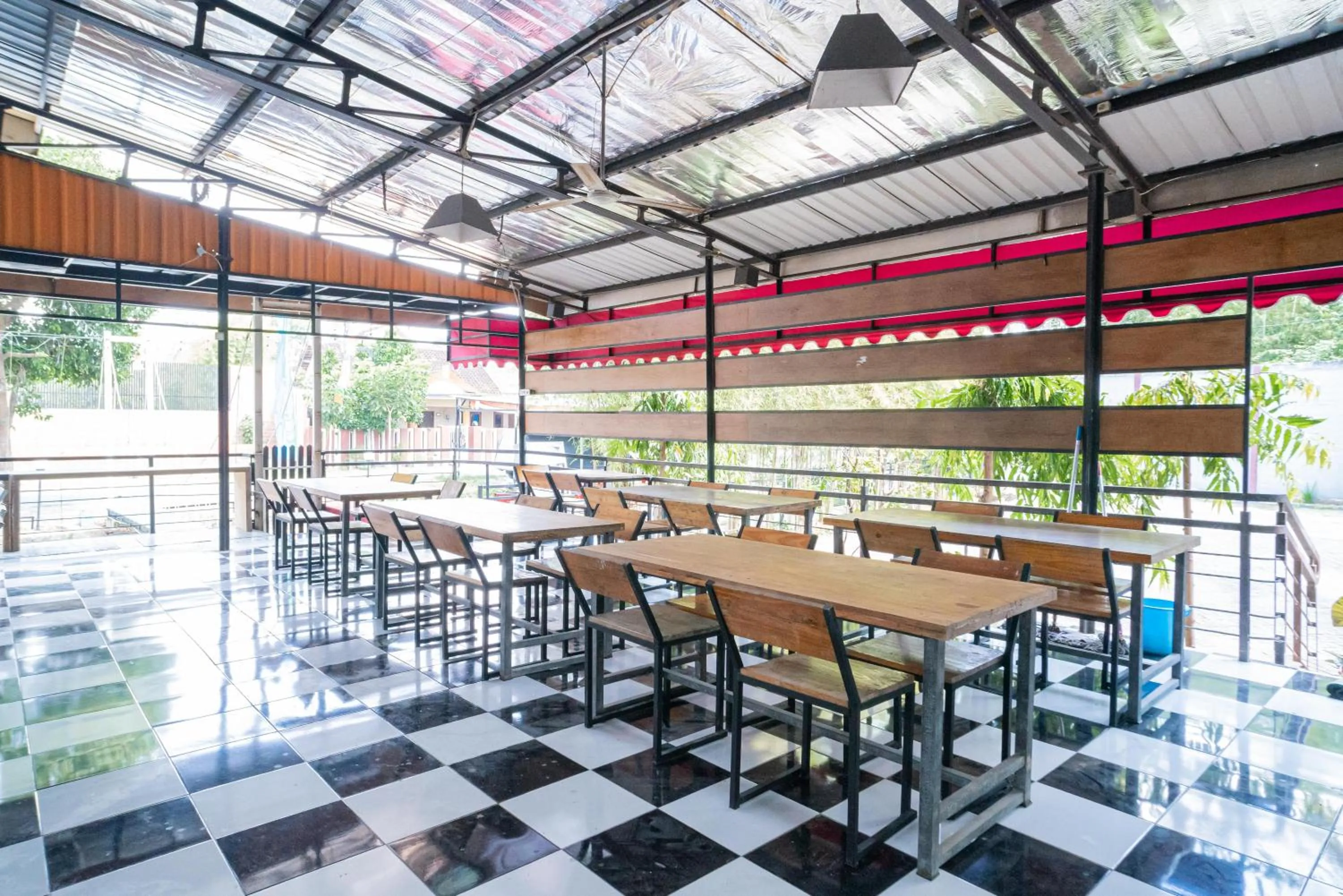 Restaurant/places to eat in RedDoorz Plus Syariah At Lotus Hotel Bojonegoro