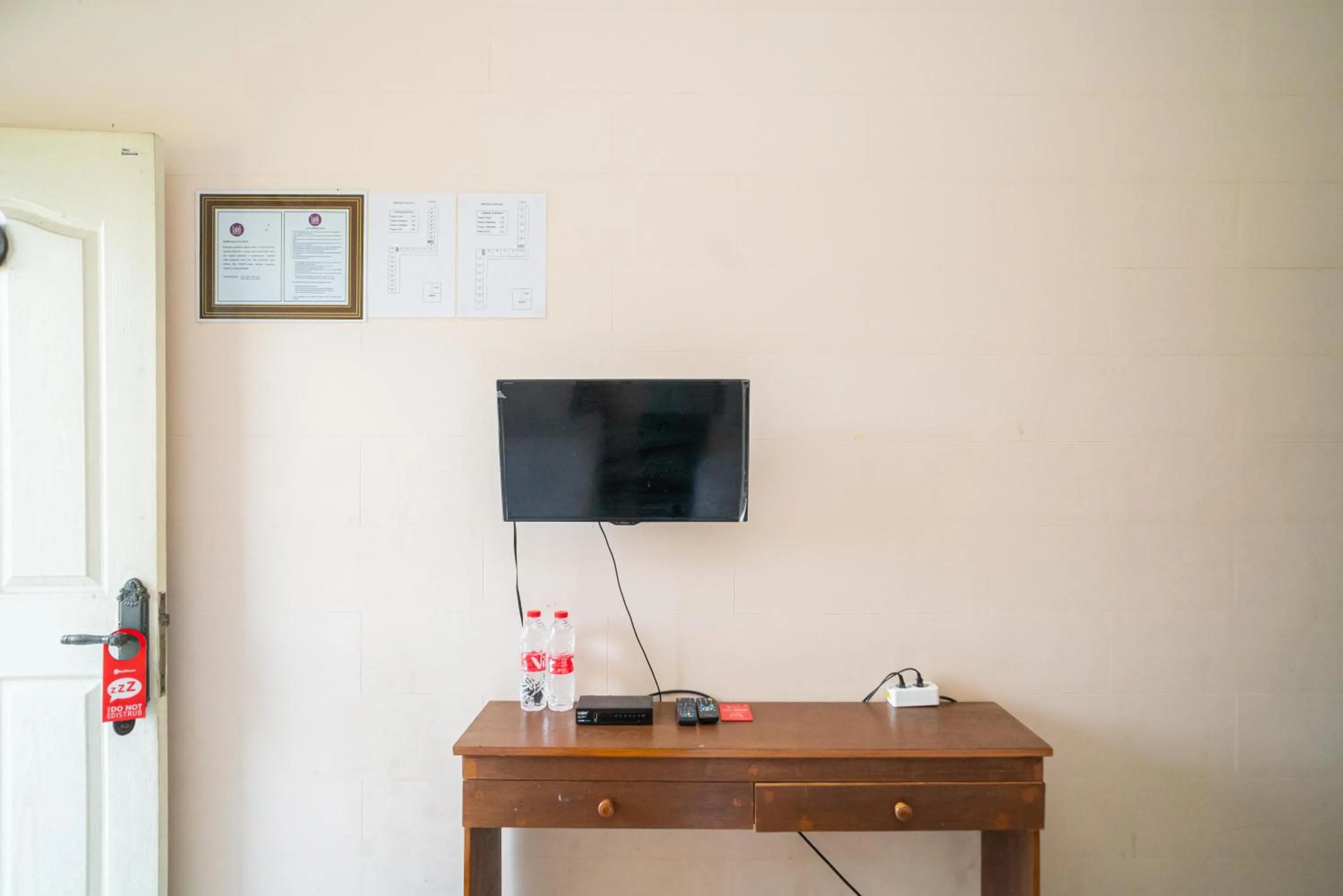 Bedroom in RedDoorz Plus Syariah At Lotus Hotel Bojonegoro