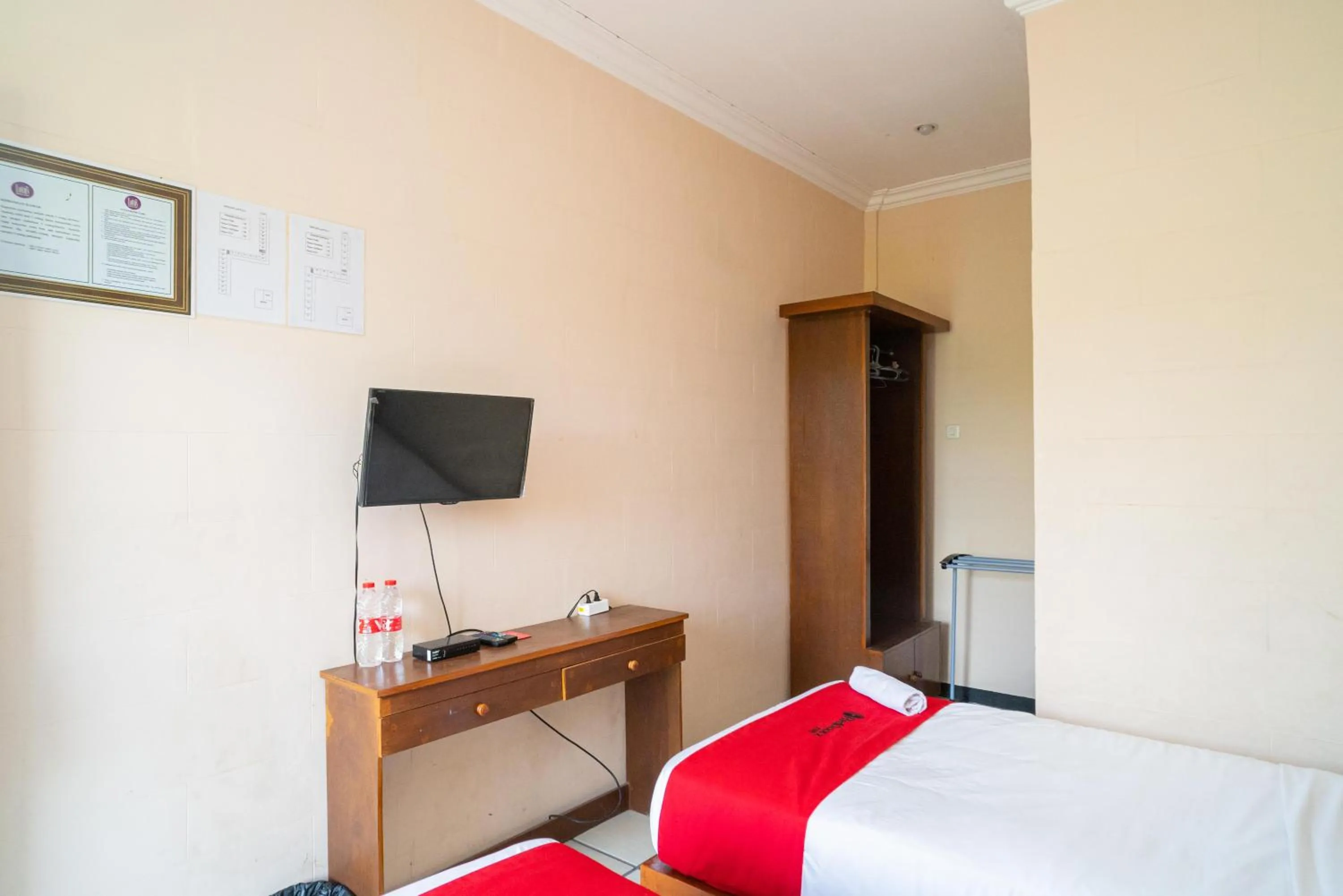 Bedroom, Bed in RedDoorz Plus Syariah At Lotus Hotel Bojonegoro