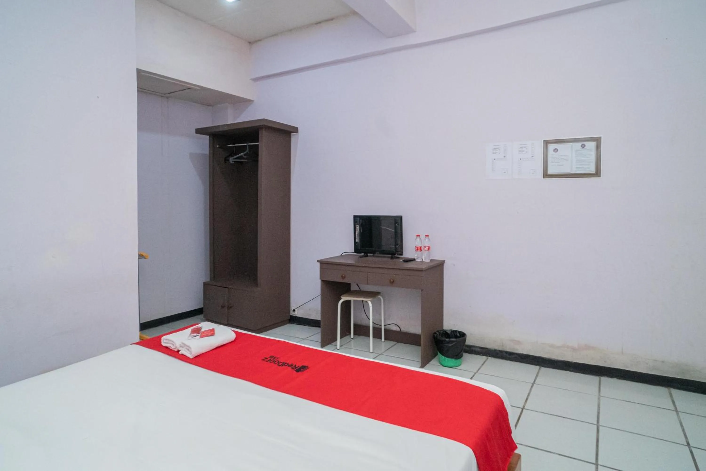 Bedroom, Bed in RedDoorz Plus Syariah At Lotus Hotel Bojonegoro