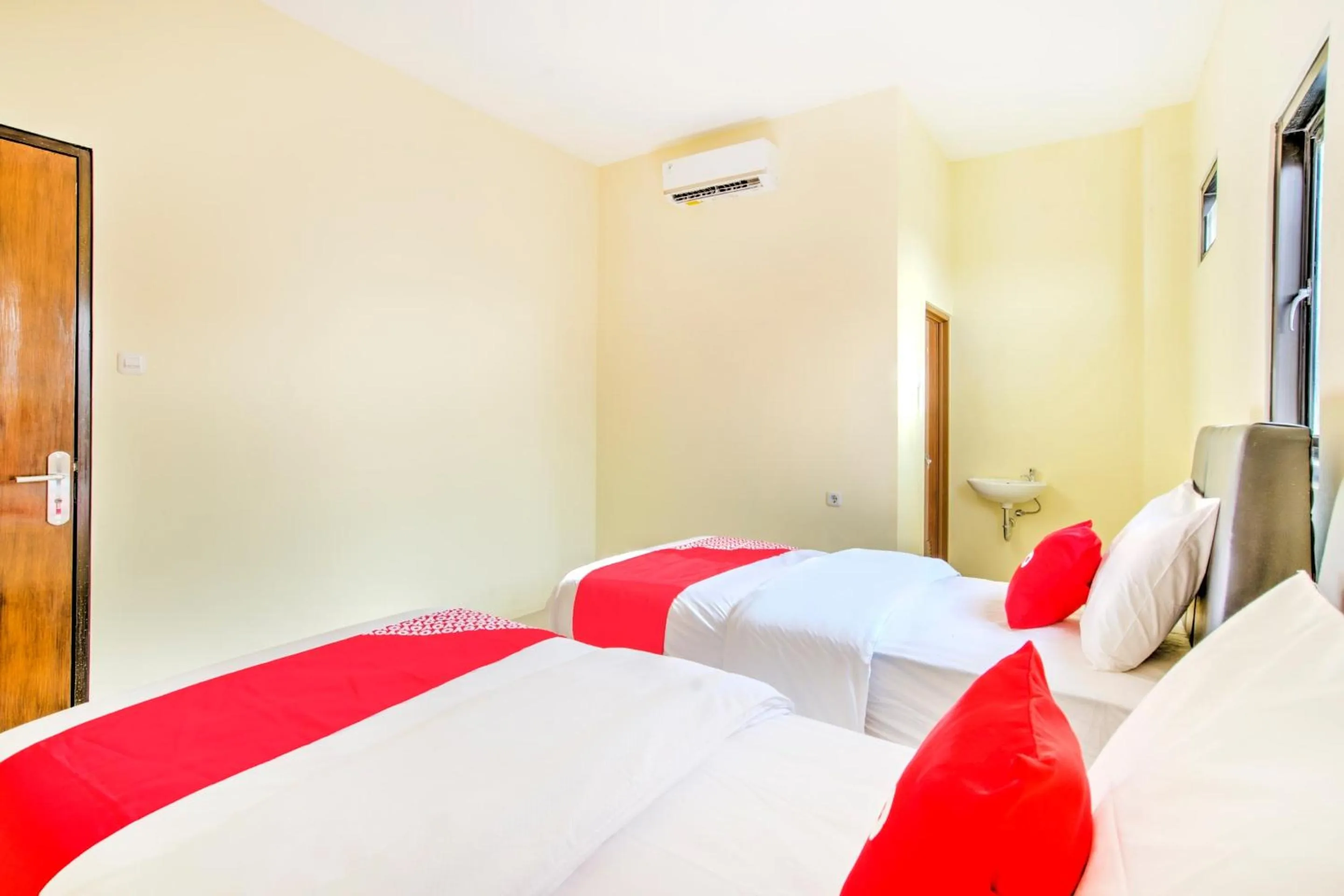 Bedroom, Bed in Hotel O Tebel 19