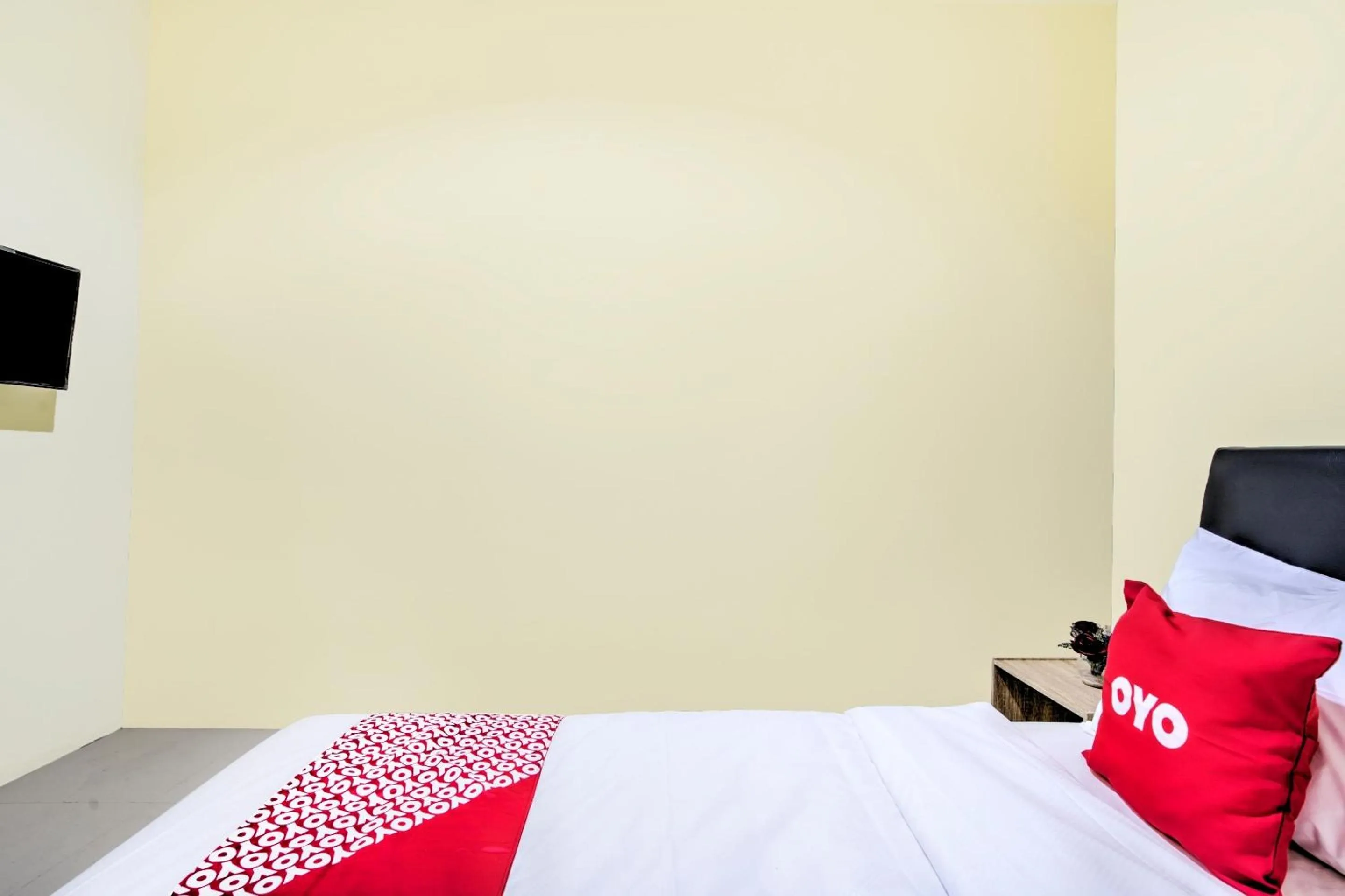 Bedroom, Bed in Hotel O Tebel 19