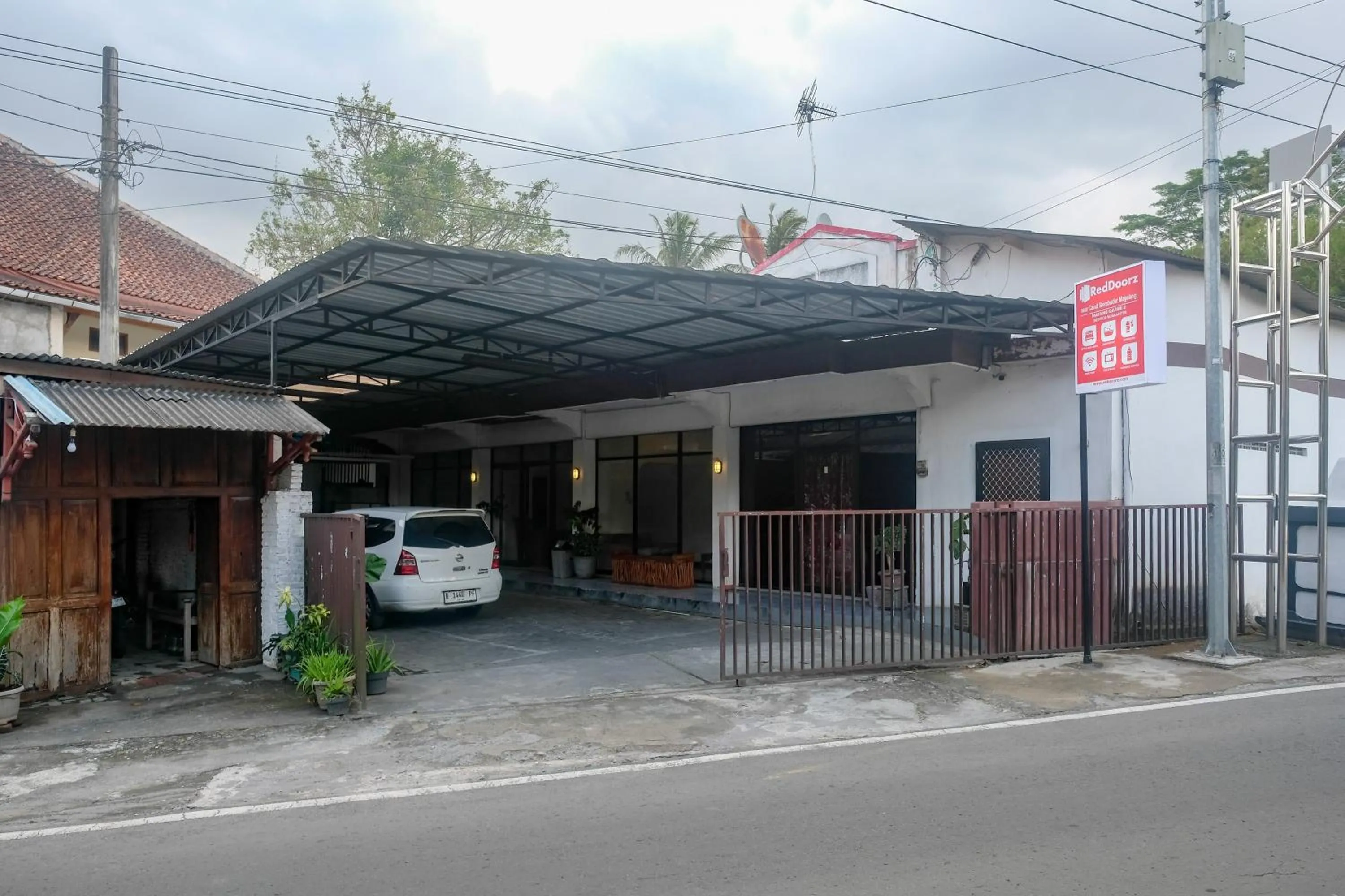 Facade/entrance in RedDoorz at Mayang Garini 2 Borobudur