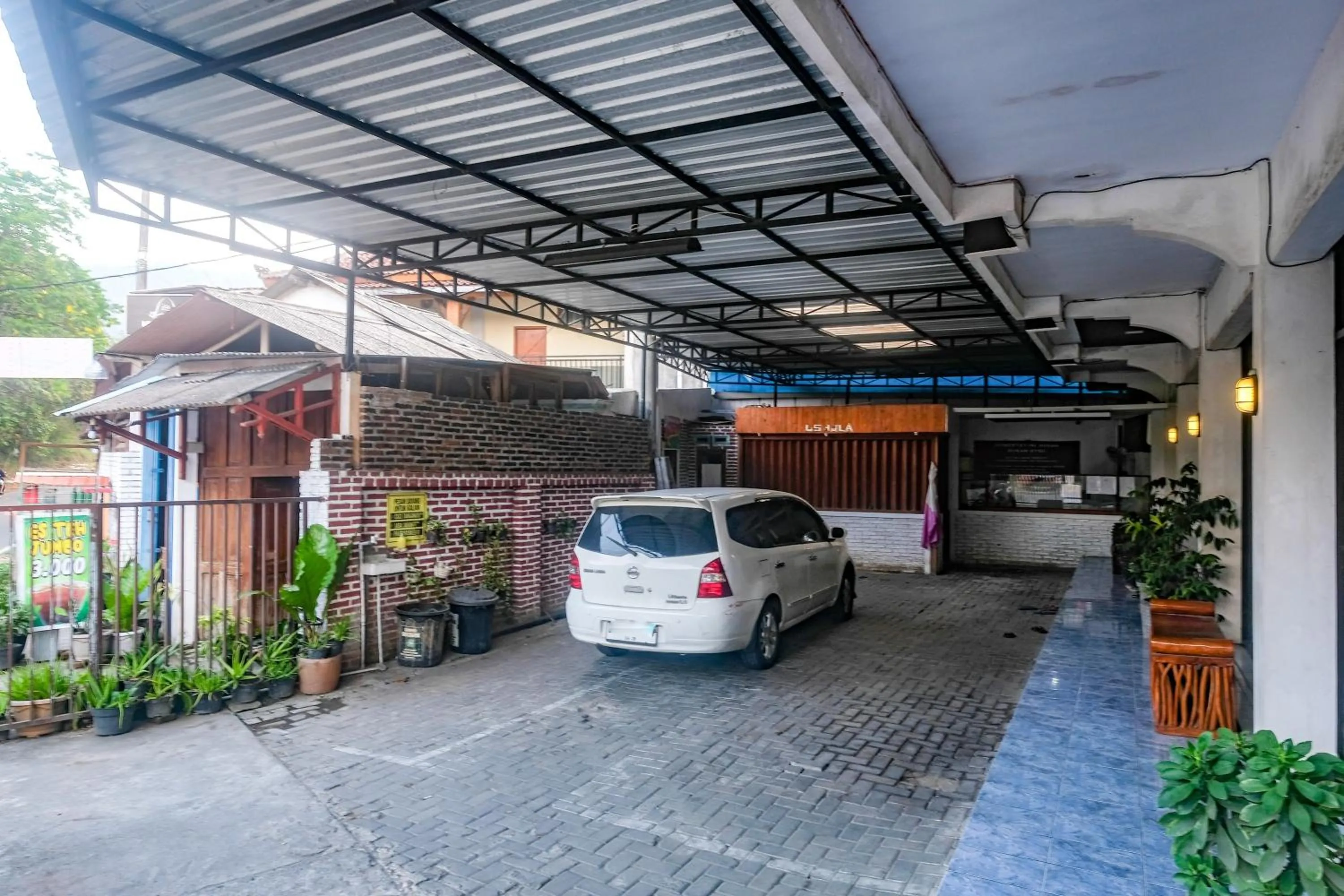 Parking in RedDoorz at Mayang Garini 2 Borobudur