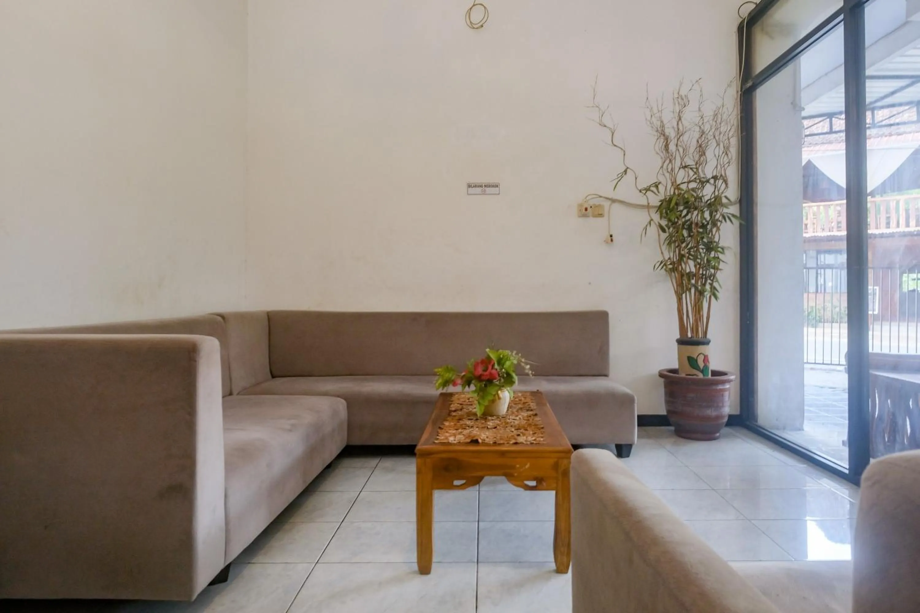 Seating area in RedDoorz at Mayang Garini 2 Borobudur