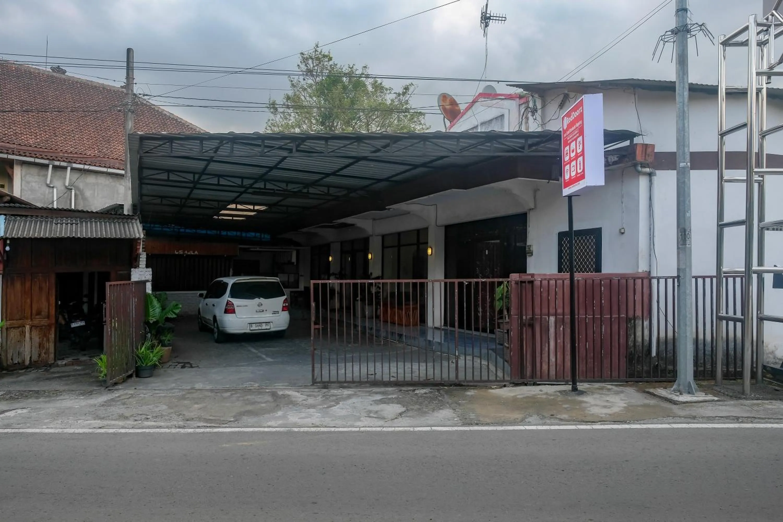 Facade/entrance in RedDoorz at Mayang Garini 2 Borobudur