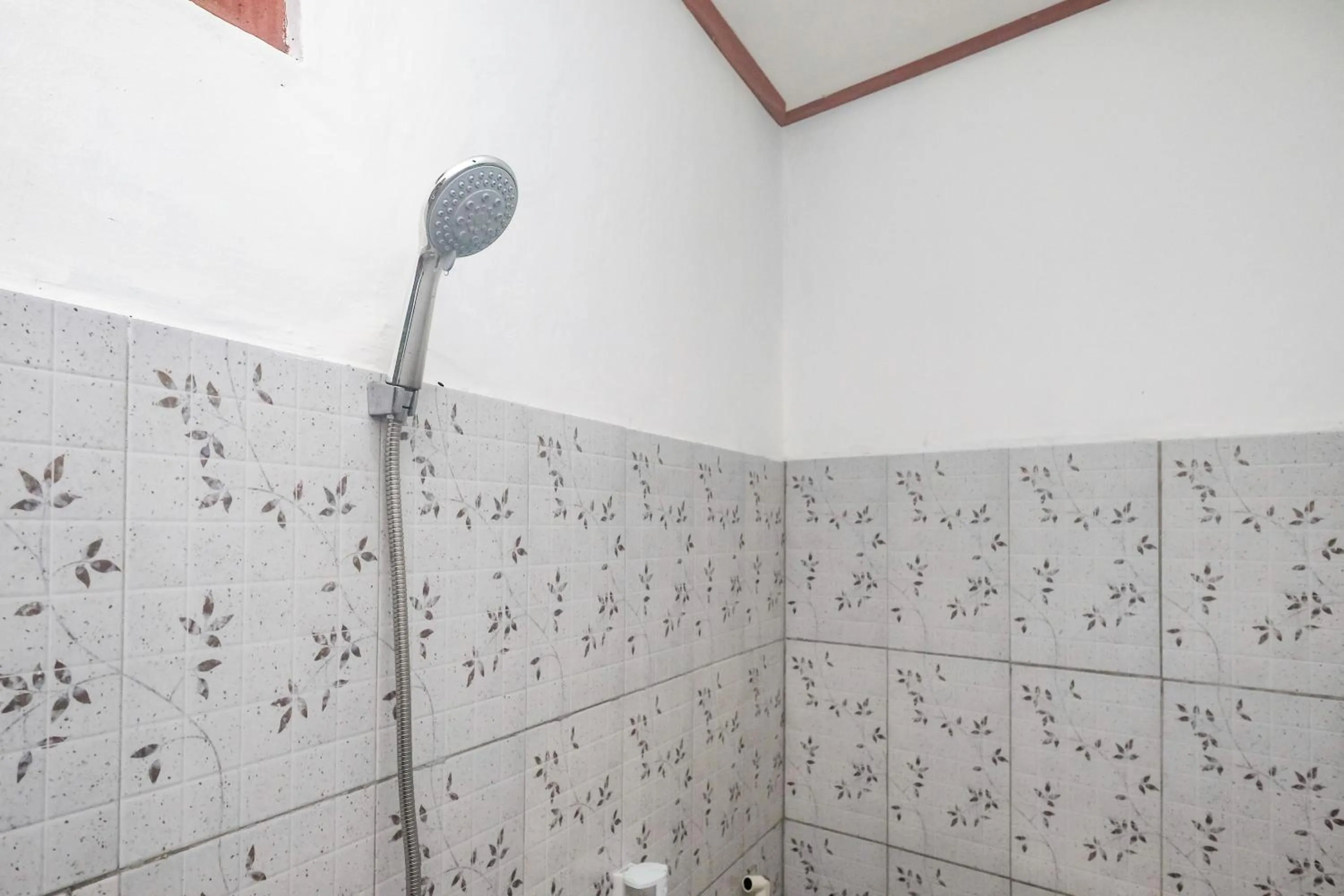 Bathroom in RedDoorz at Mayang Garini 2 Borobudur