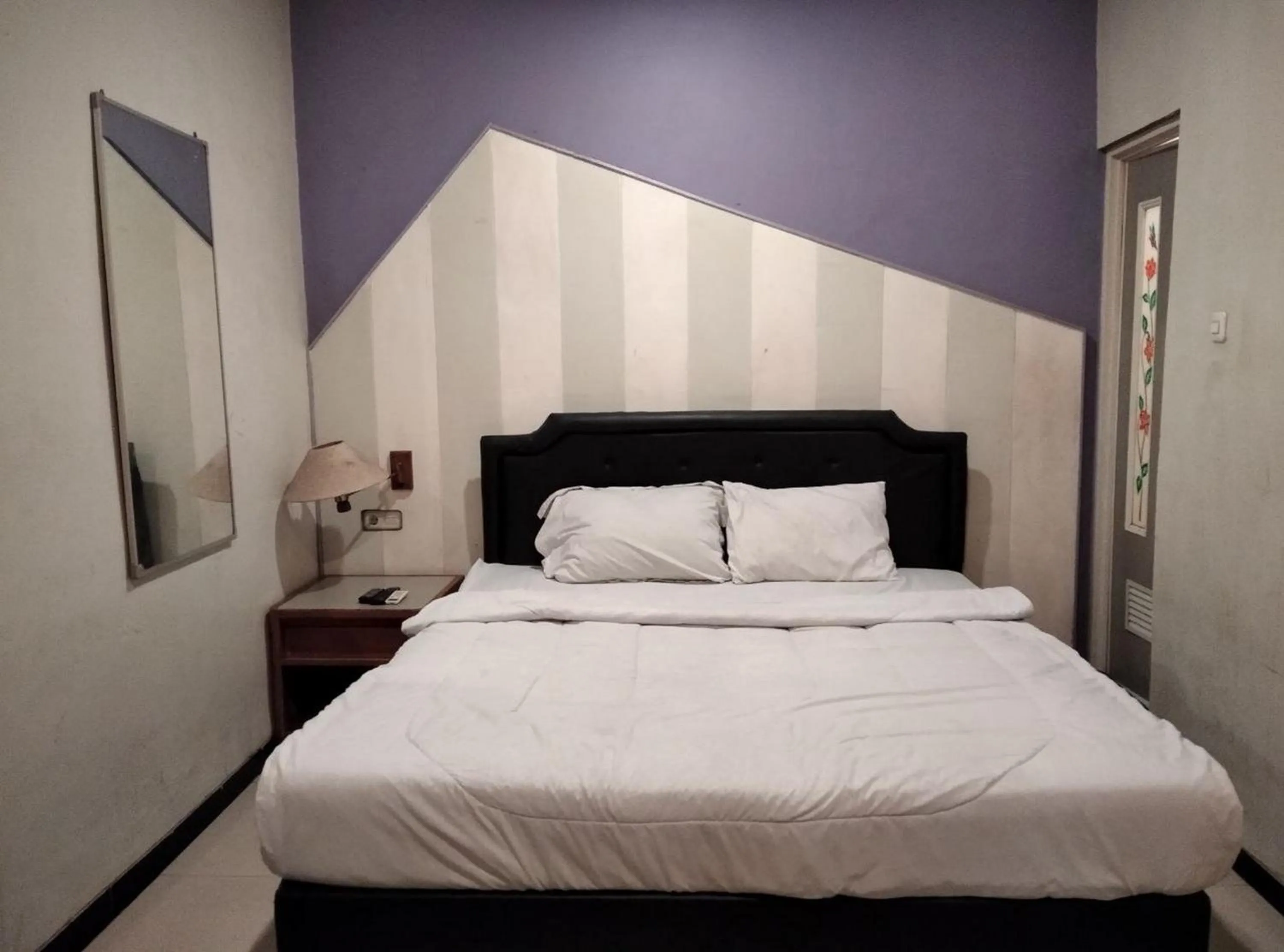 Bed in Gangnam Style Residence Mitra RedDoorz near MERR Surabaya