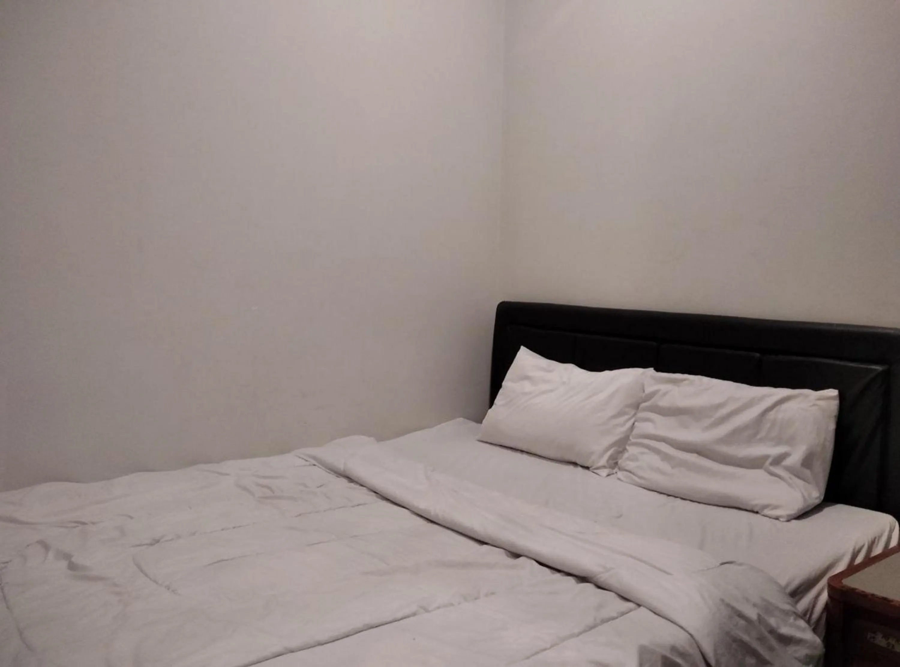 Bed in Gangnam Style Residence Mitra RedDoorz near MERR Surabaya