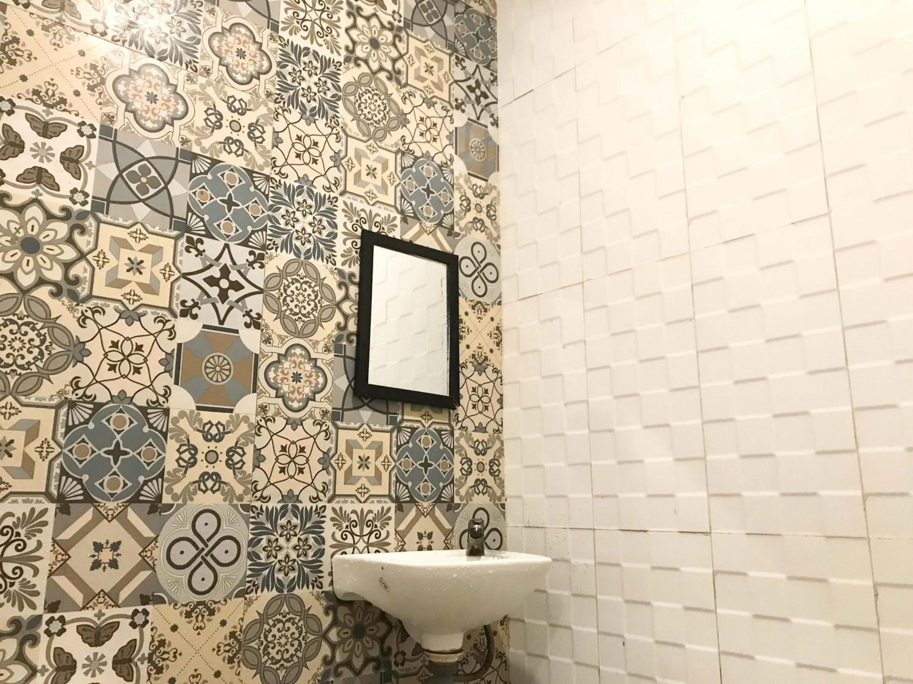 Bathroom in Gangnam Style Residence Mitra RedDoorz near MERR Surabaya