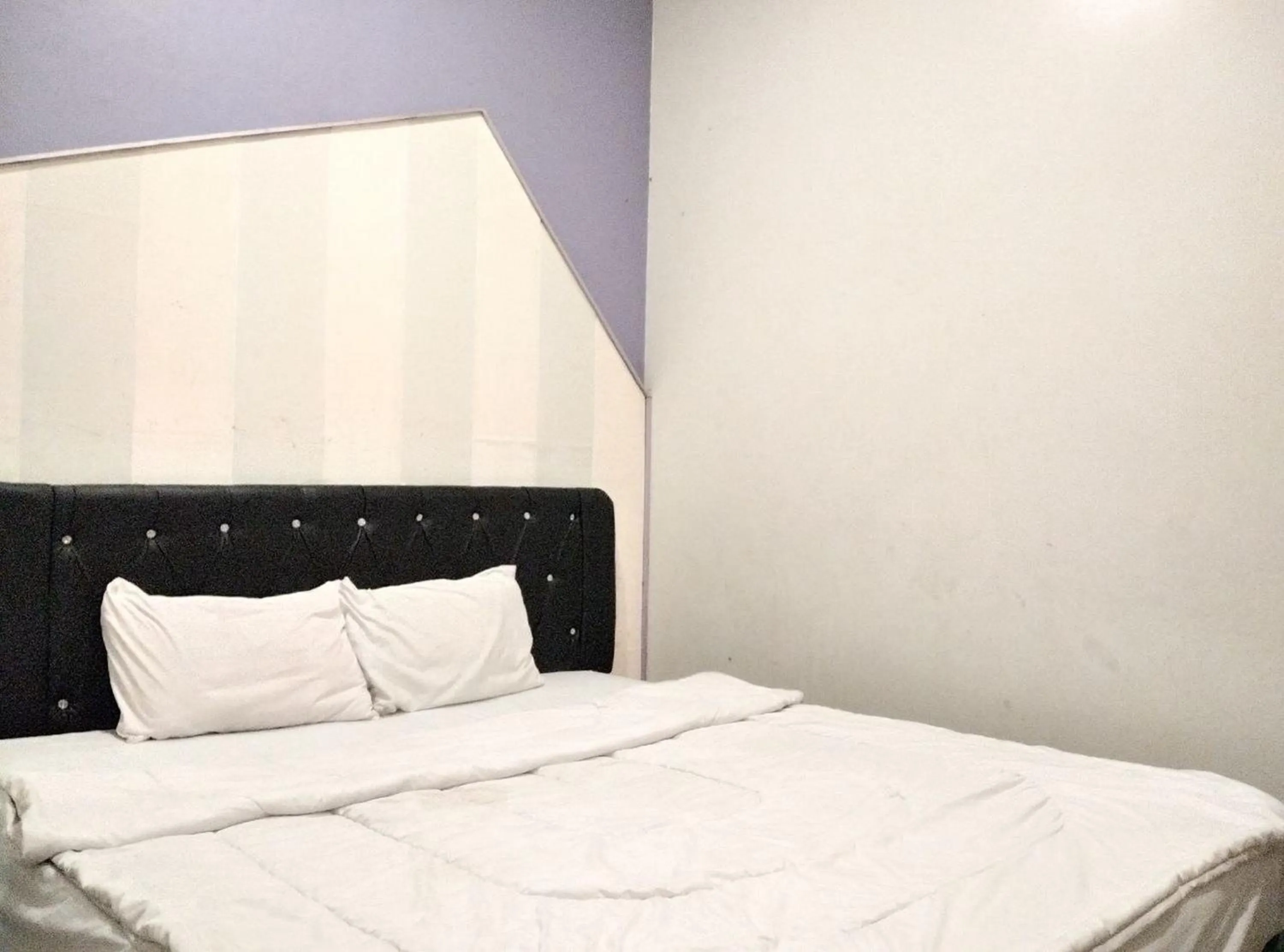 Bed in Gangnam Style Residence Mitra RedDoorz near MERR Surabaya