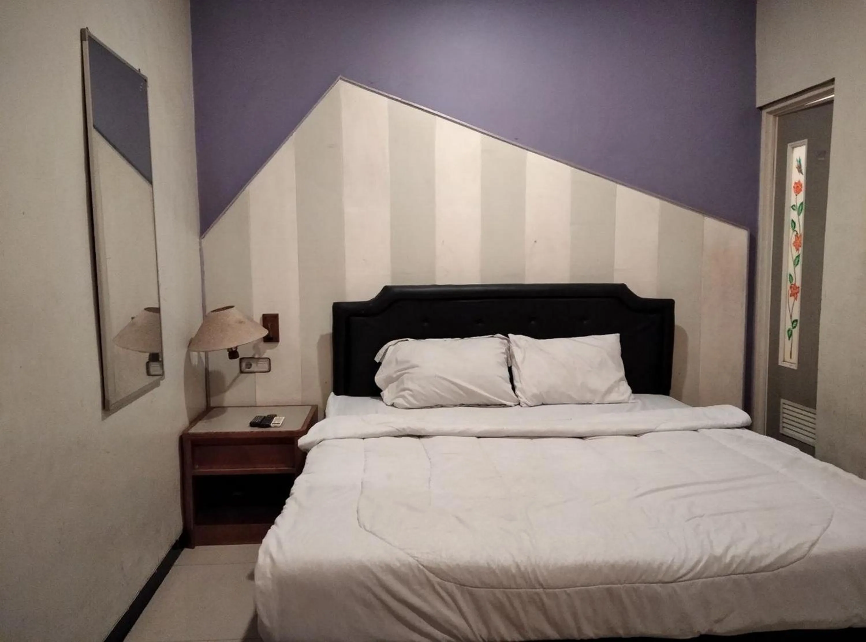 Bed in Gangnam Style Residence Mitra RedDoorz near MERR Surabaya