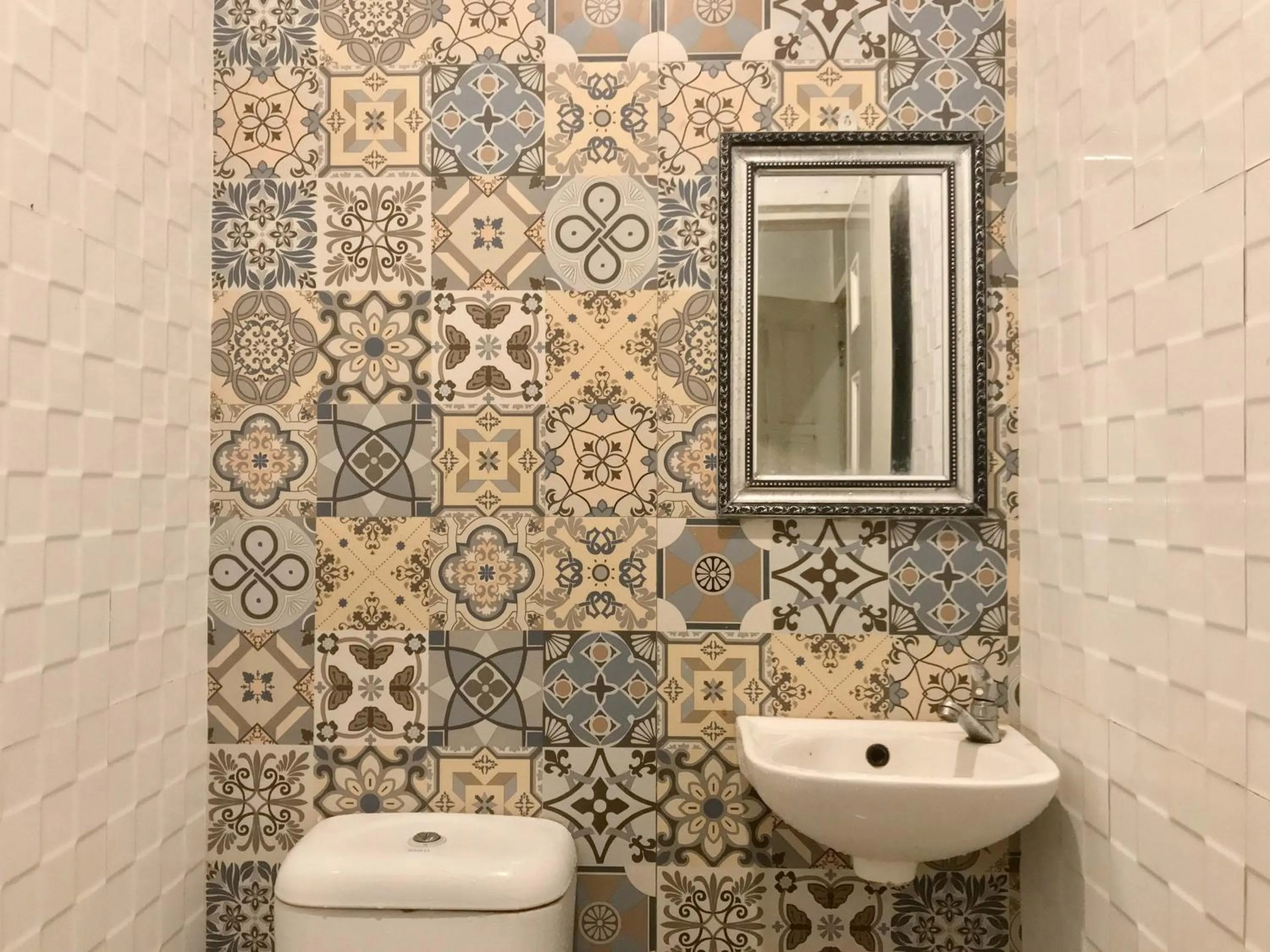 Bathroom in Gangnam Style Residence Mitra RedDoorz near MERR Surabaya