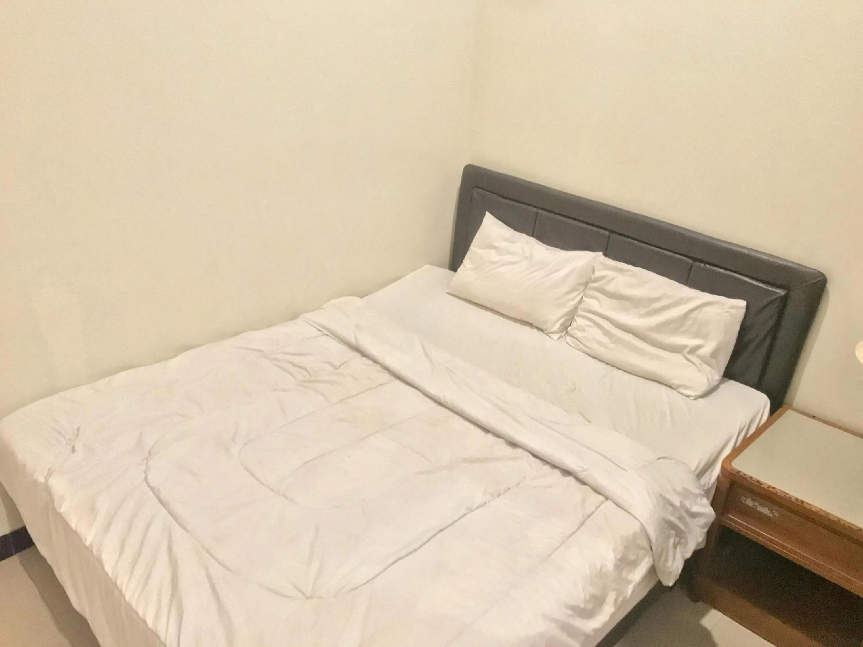 Bed in Gangnam Style Residence Mitra RedDoorz near MERR Surabaya