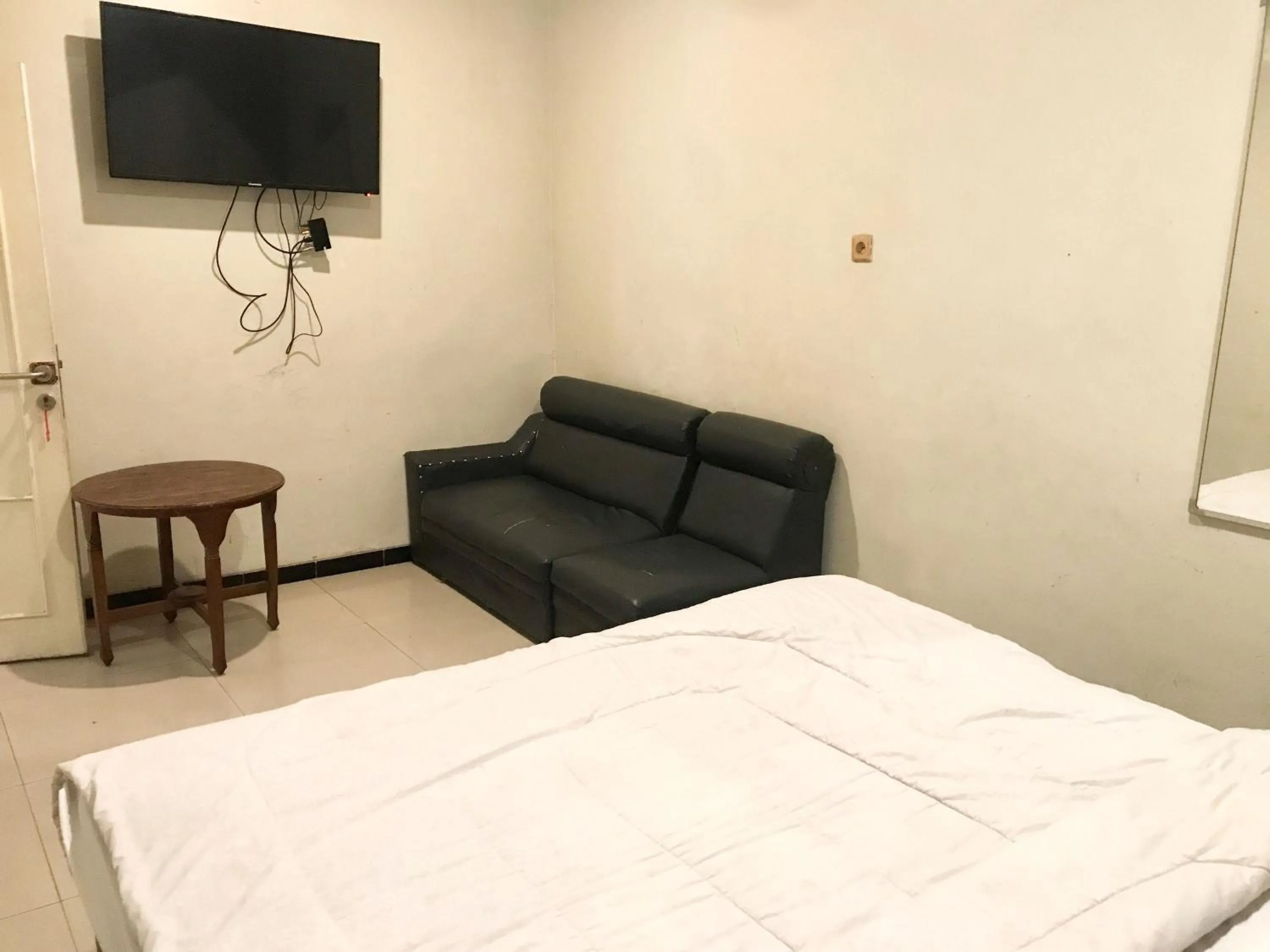 Bed in Gangnam Style Residence Mitra RedDoorz near MERR Surabaya