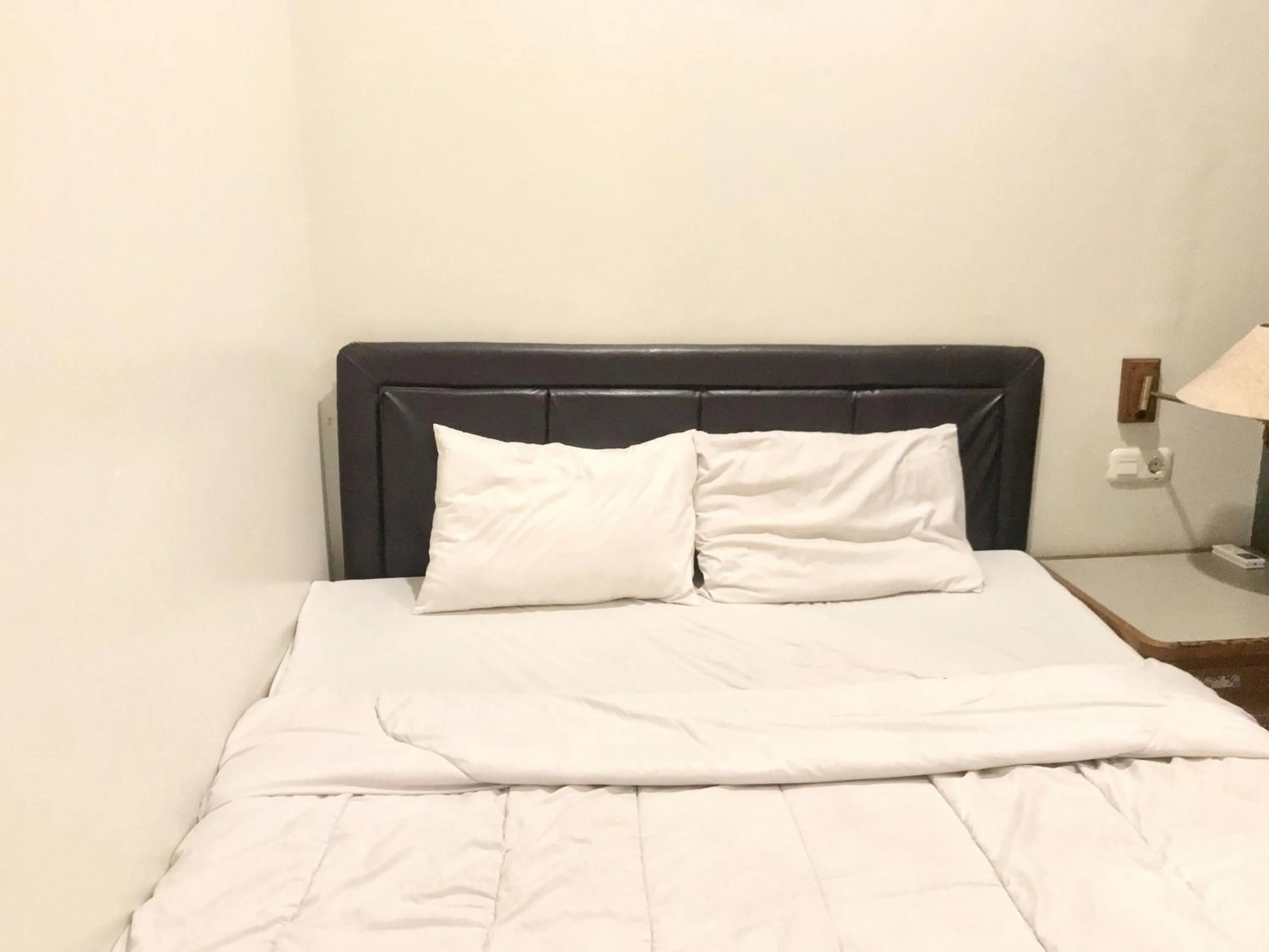 Bed in Gangnam Style Residence Mitra RedDoorz near MERR Surabaya