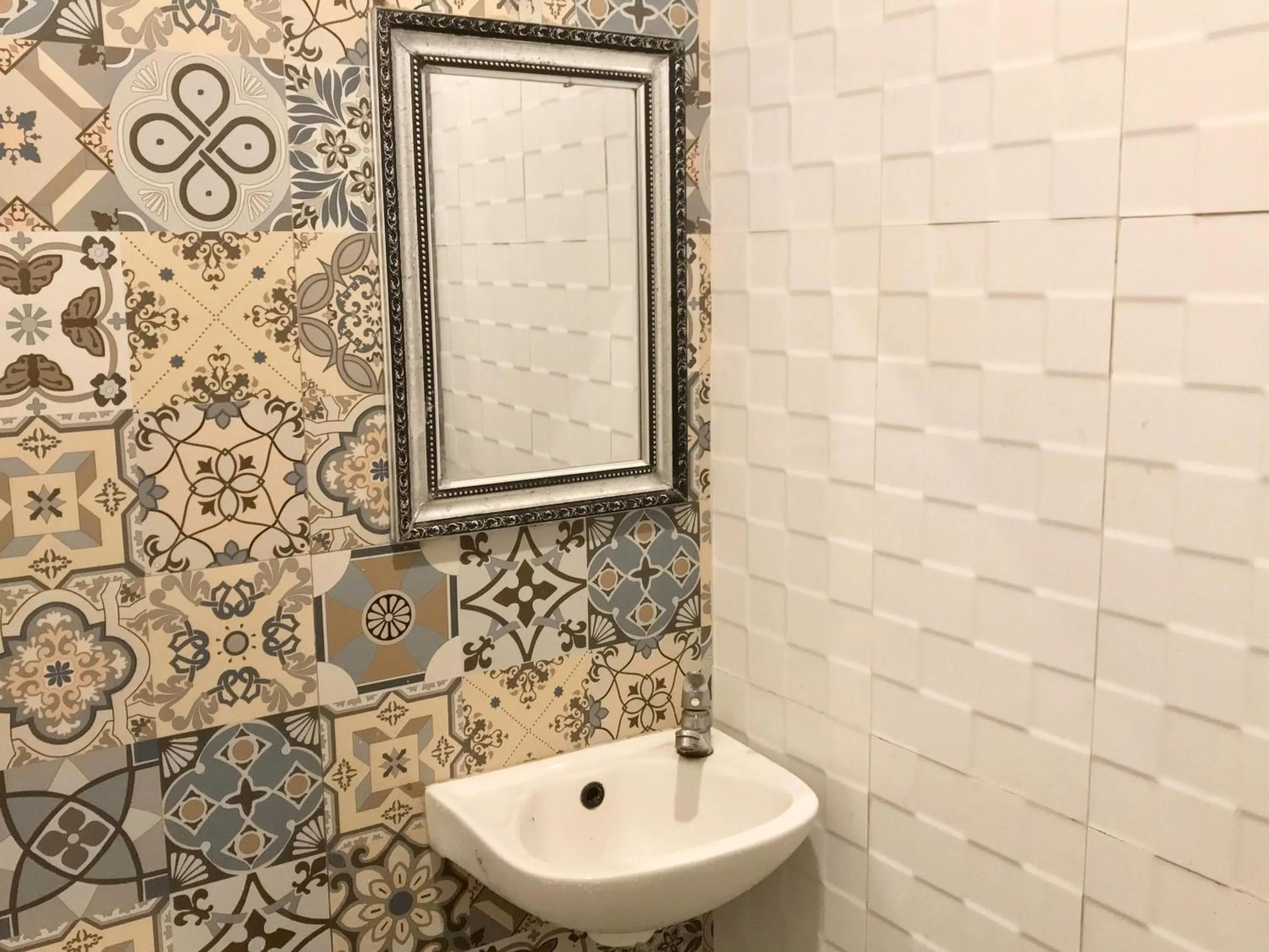 Bathroom in Gangnam Style Residence Mitra RedDoorz near MERR Surabaya