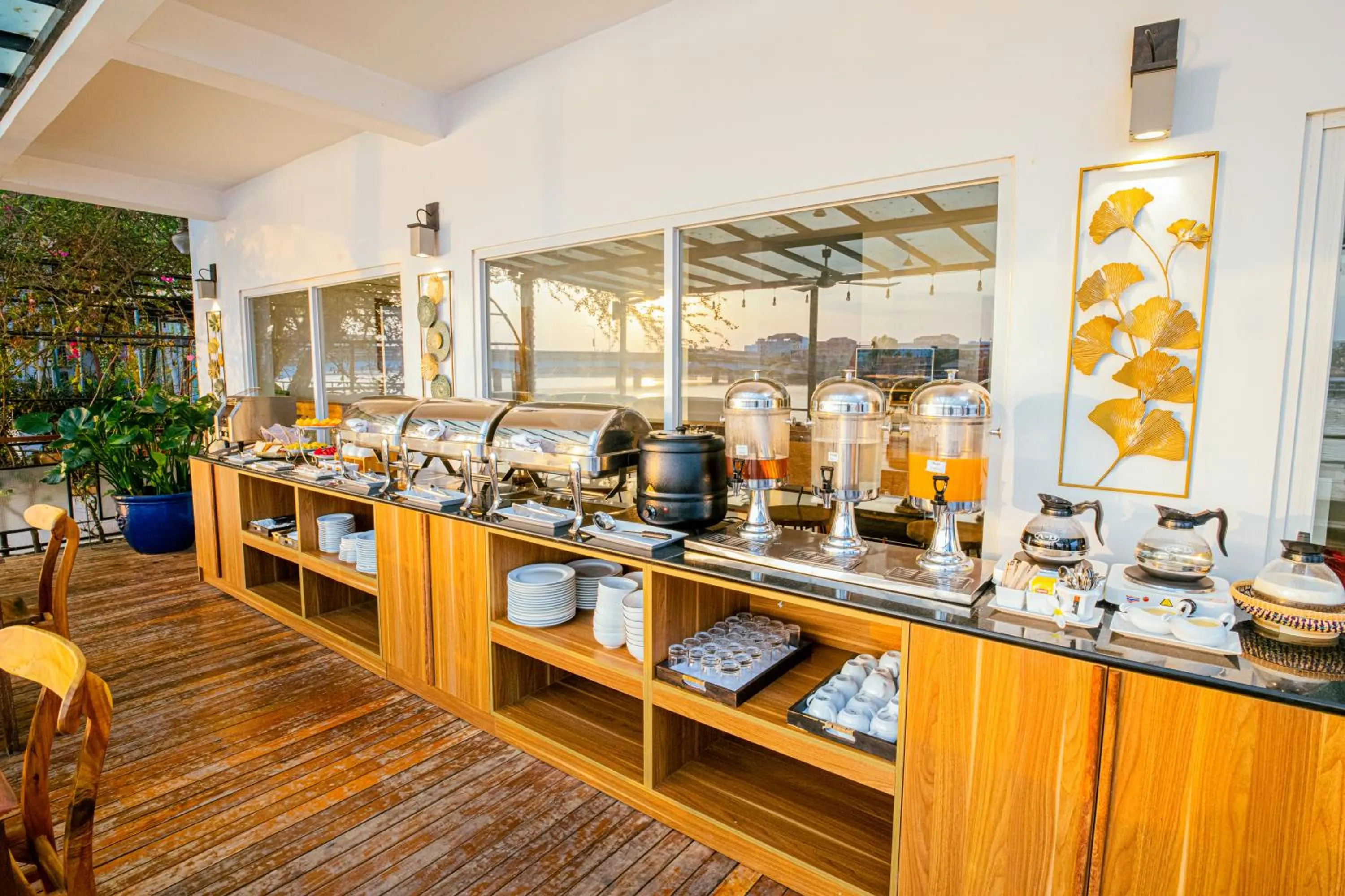 Restaurant/places to eat in The B Resort