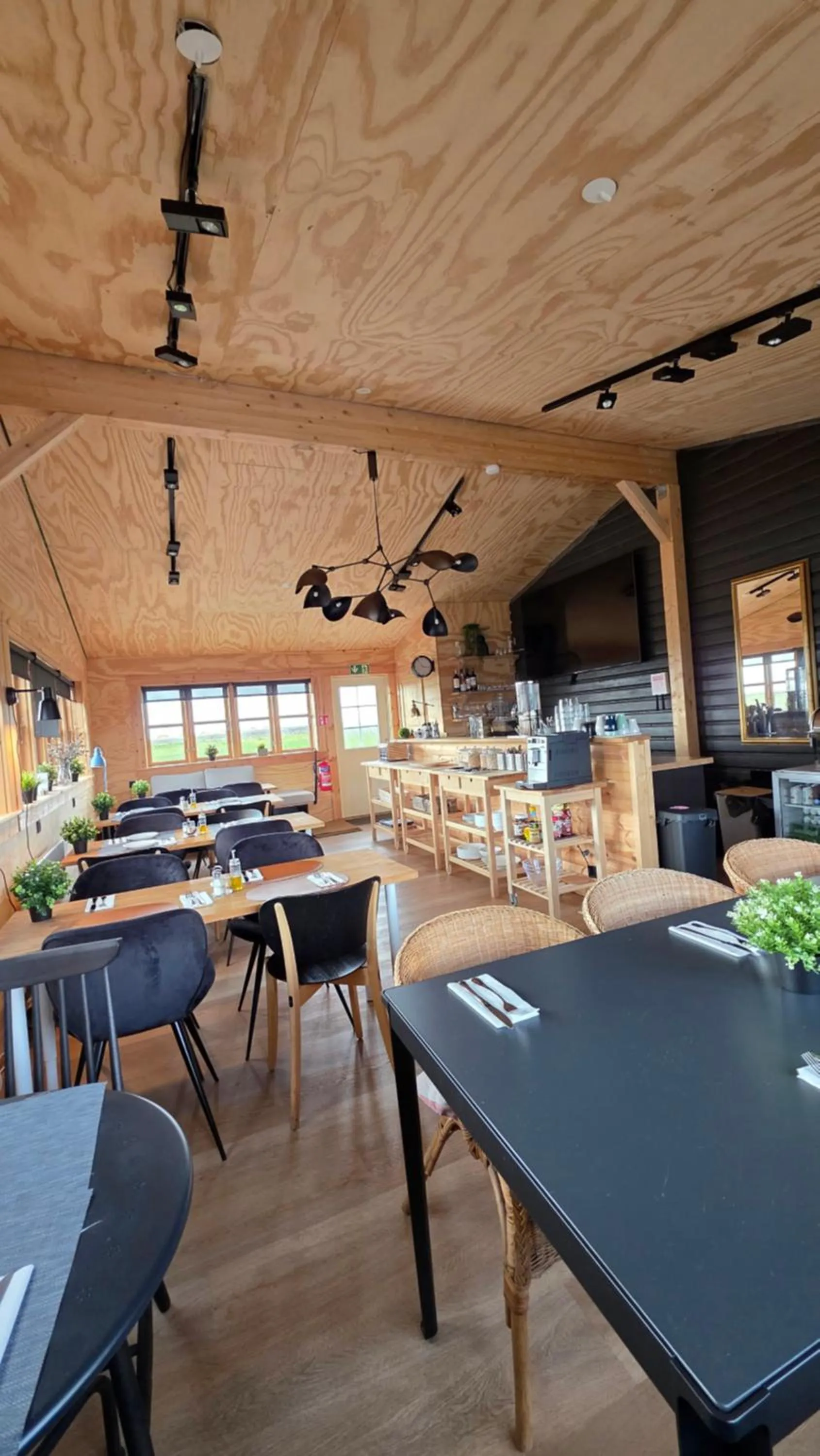 Restaurant/places to eat in Riverfront Lodge Hella