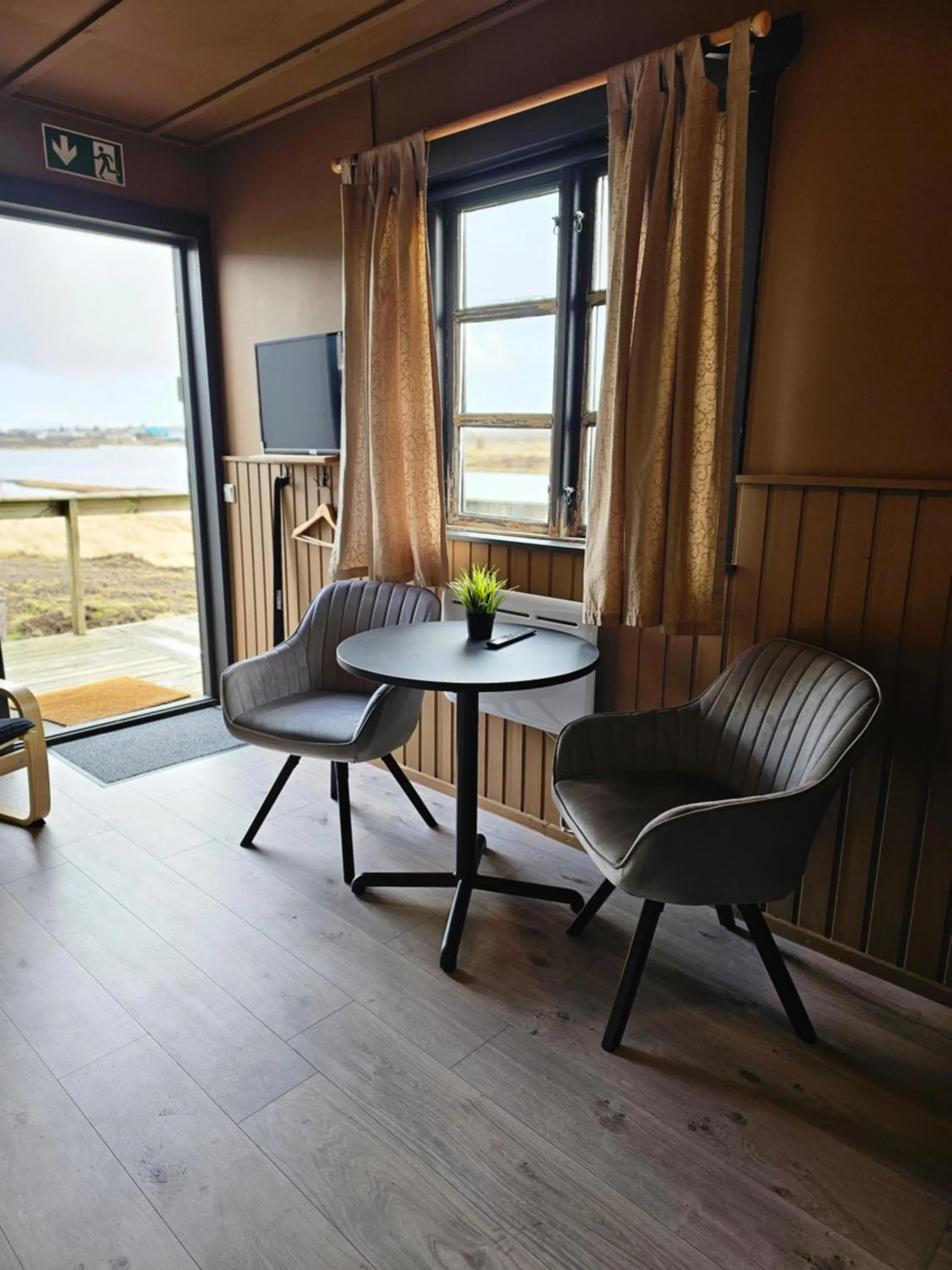 Seating area in Riverfront Lodge Hella