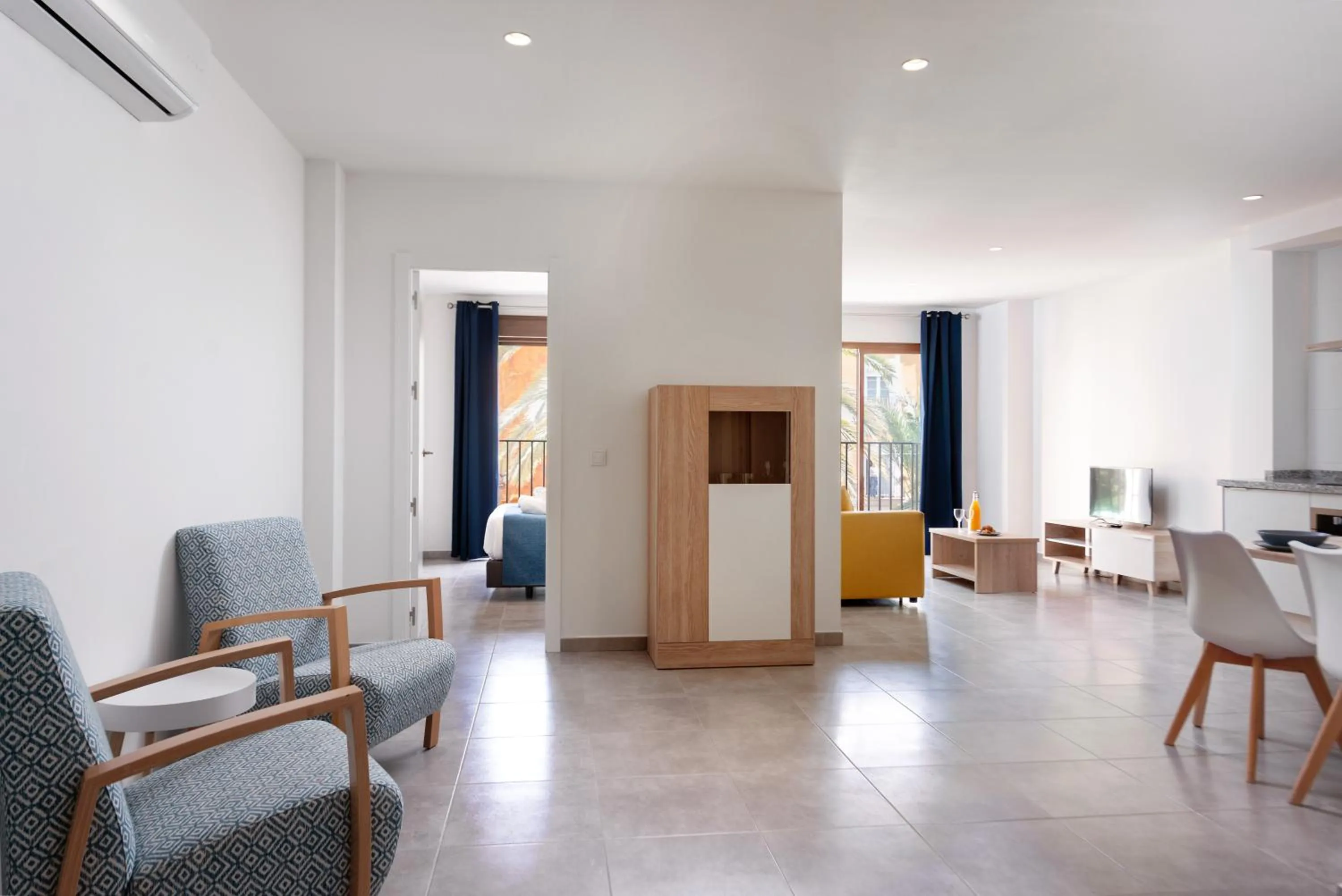 Photo of the whole room in Apartamentos Quijano by Be Alicante