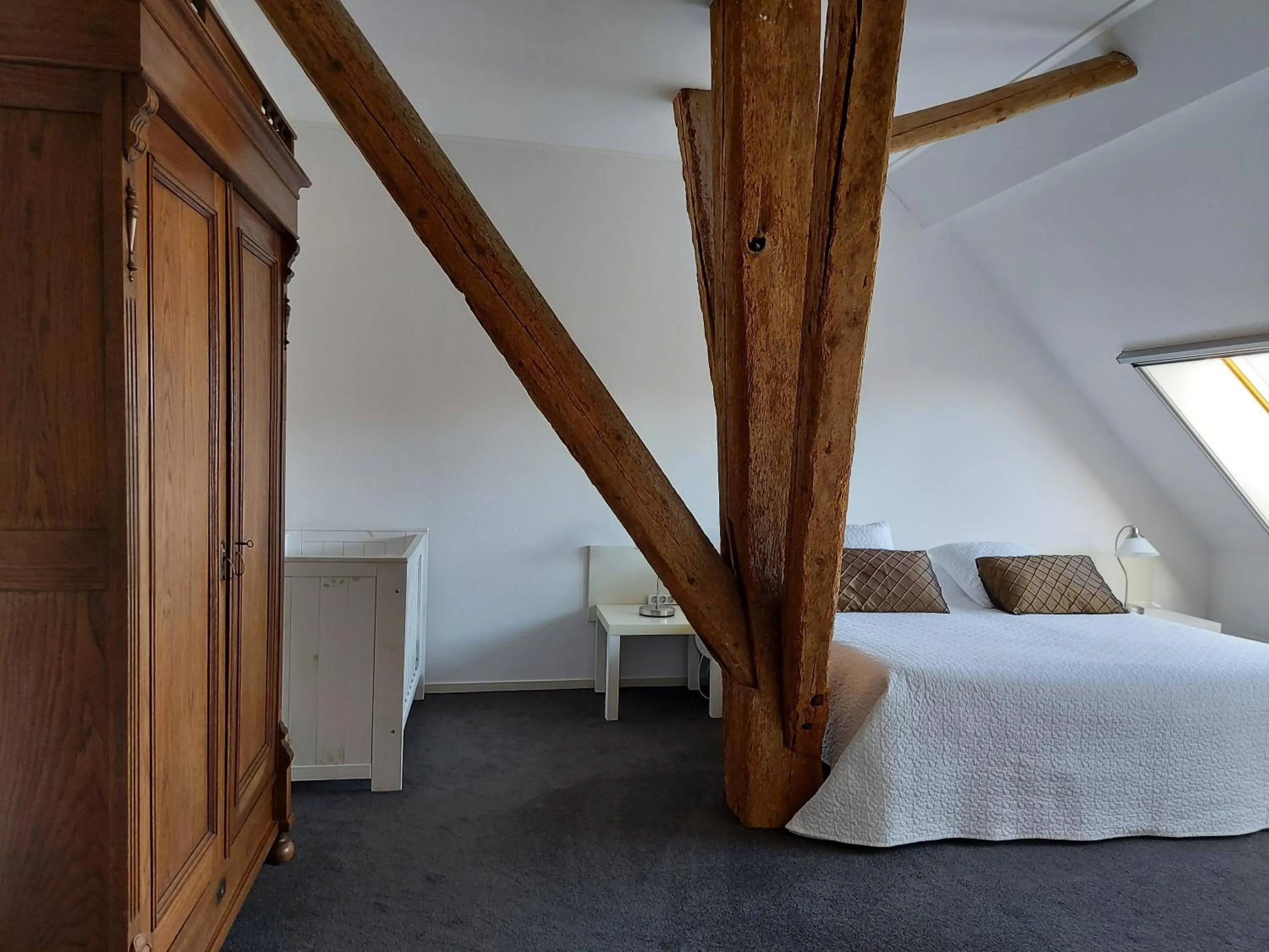 Bedroom, Bed in Piaam State