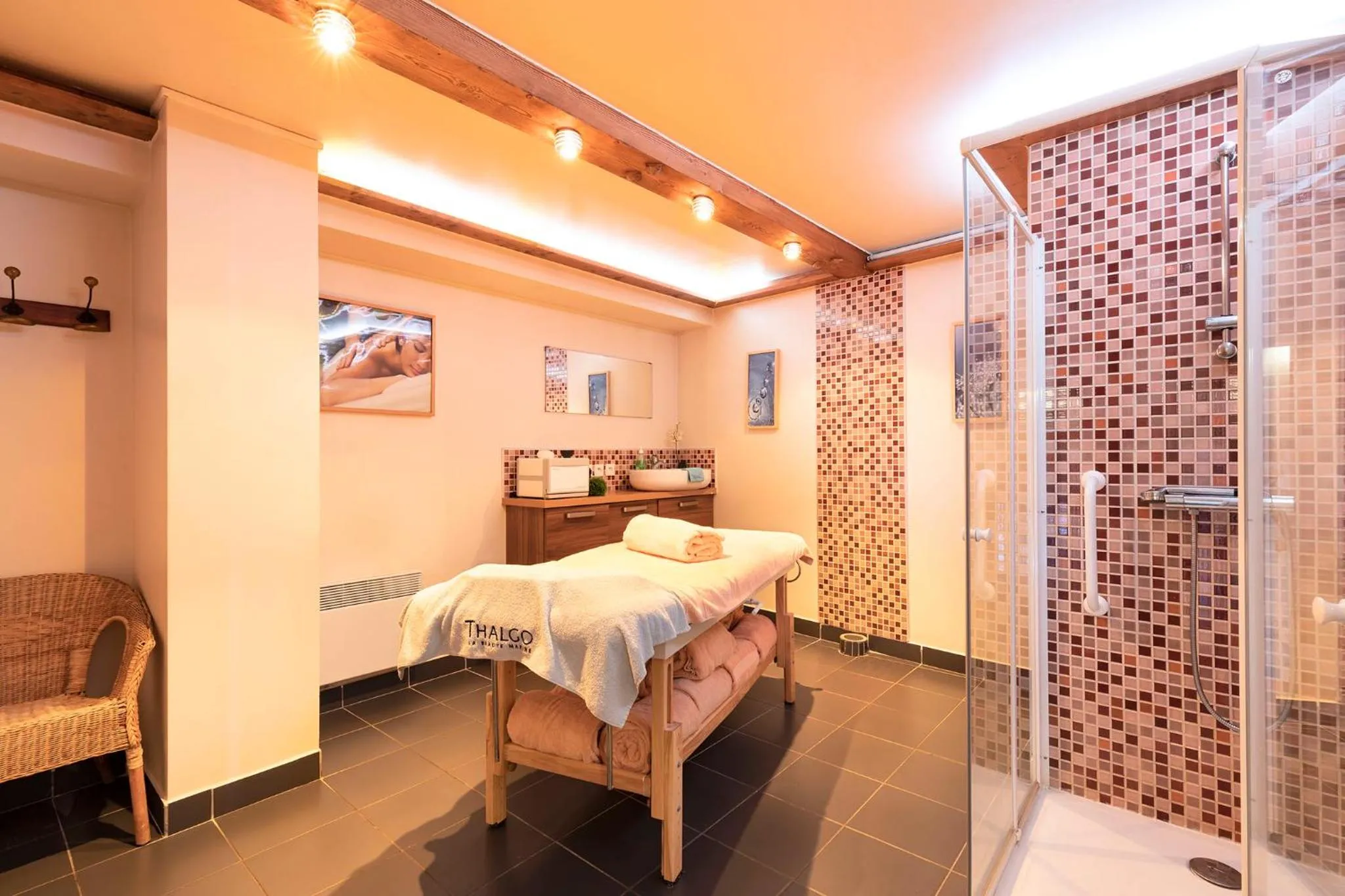 Massage, Bed in Hôtel Les Balcons Village