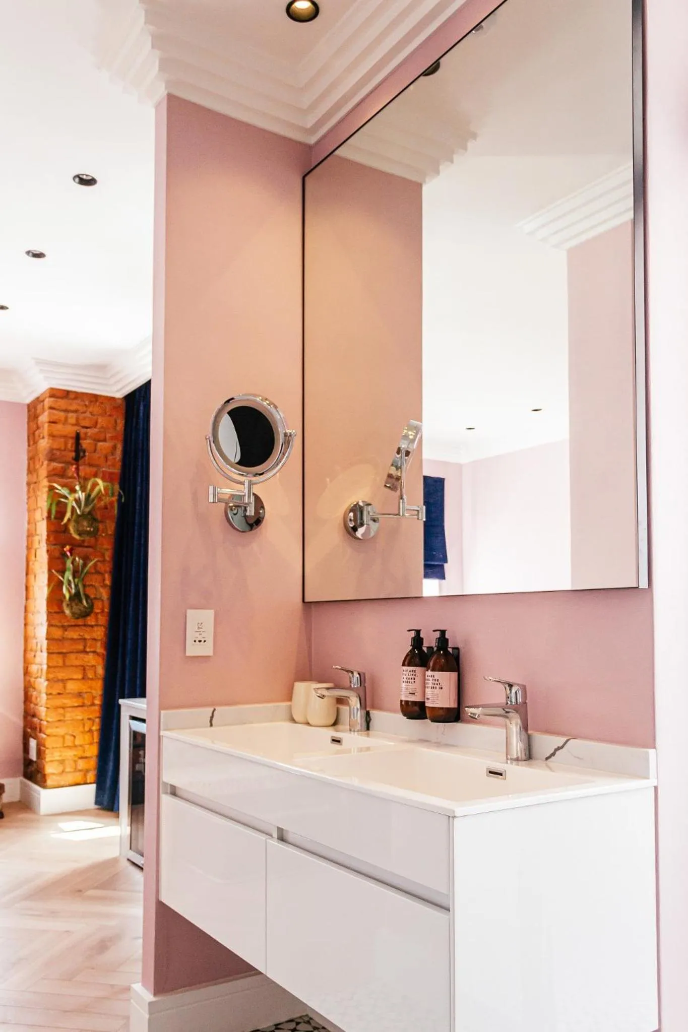 Bathroom in Pineapple House Boutique Hotel