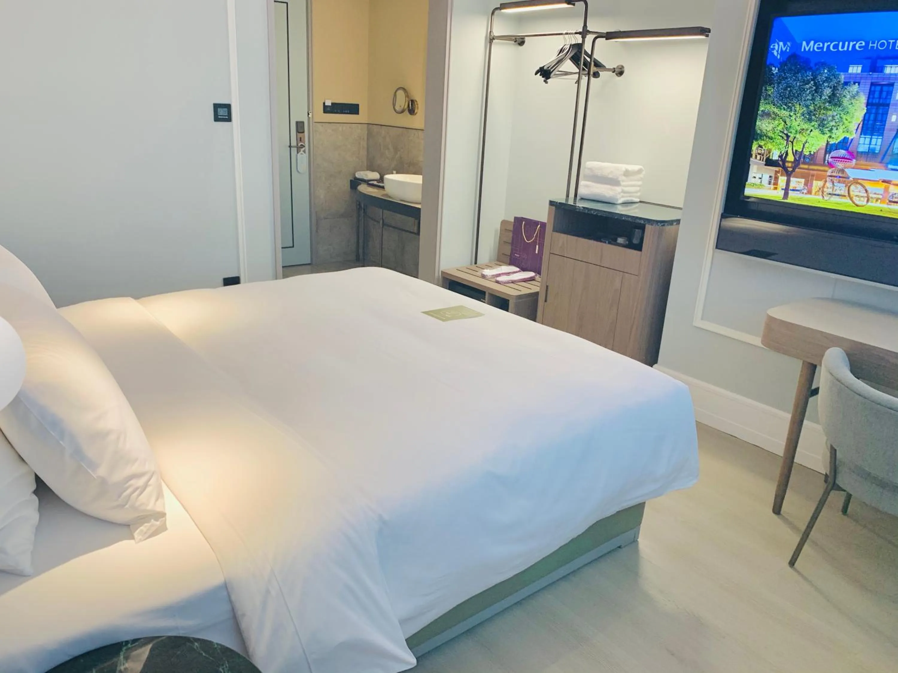 Photo of the whole room, Bed in Mercure Fuzhou Downtown