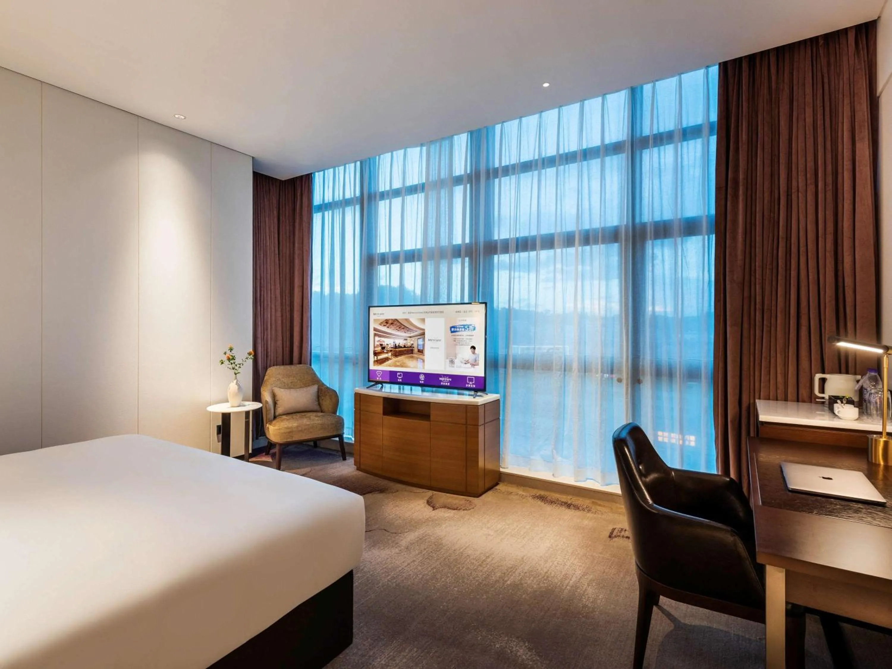 Photo of the whole room, Bed in Mercure Shenzhen Longgang