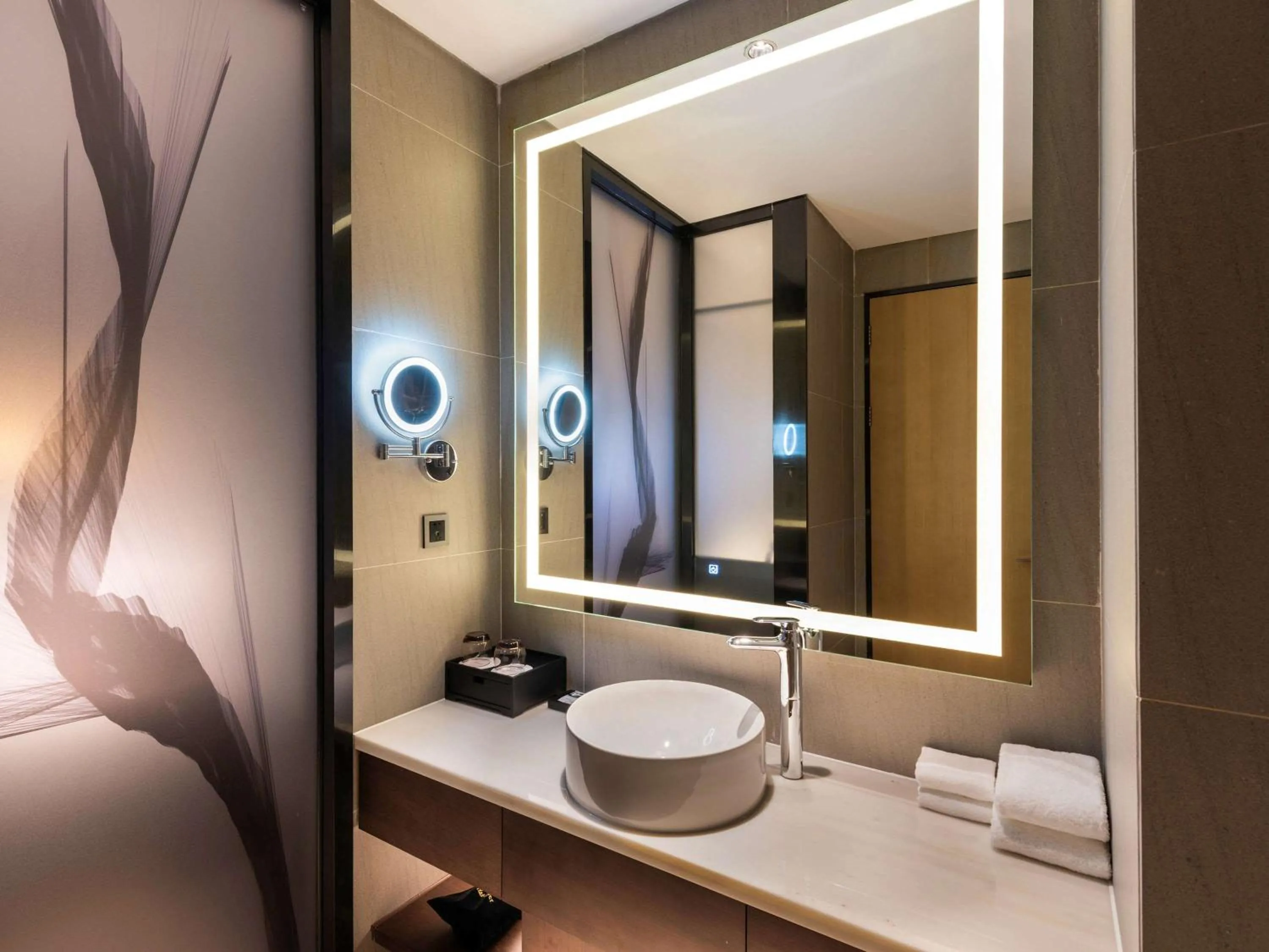 Photo of the whole room in Mercure Shenzhen Longgang