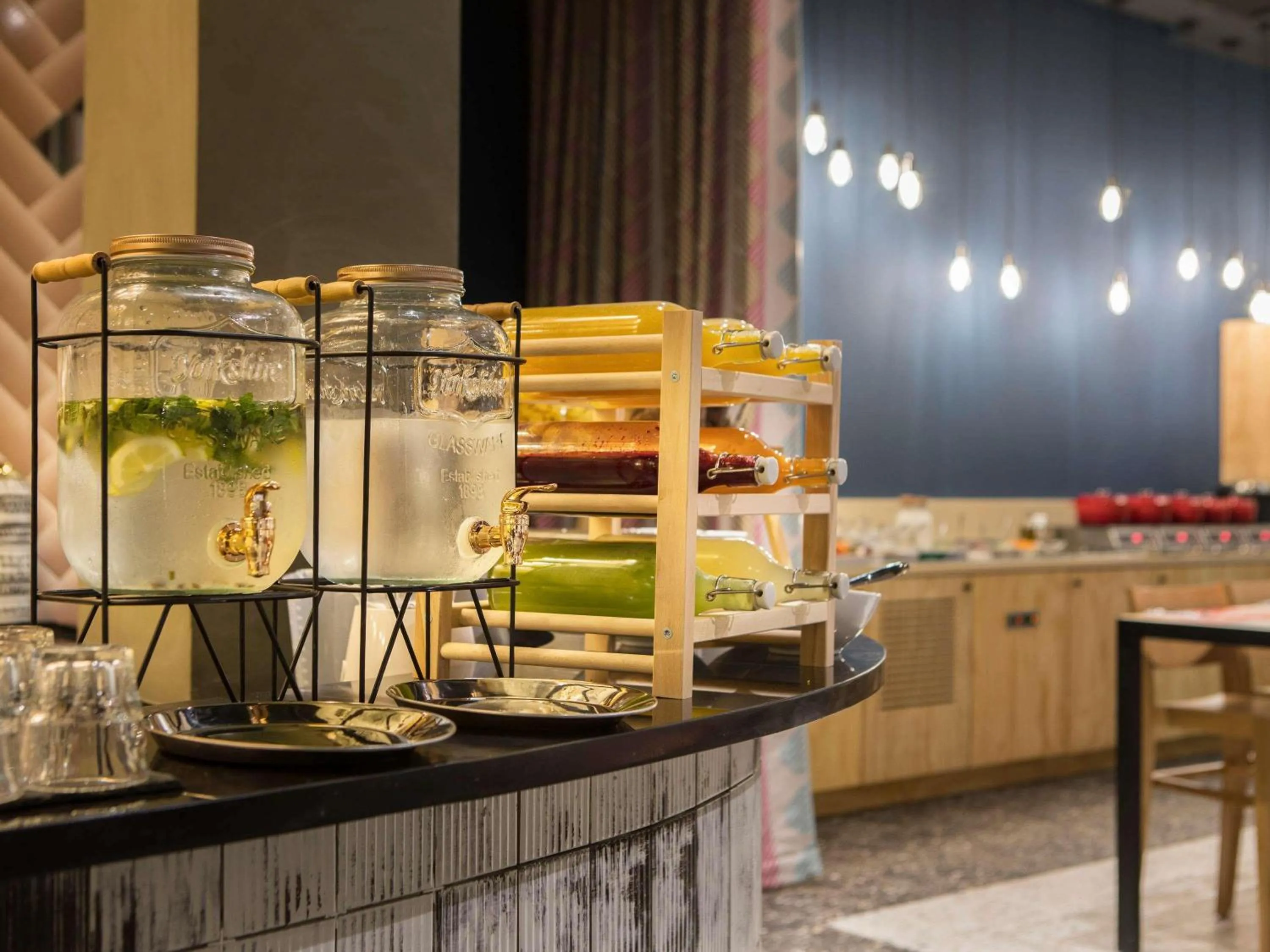 Restaurant/places to eat in Ibis Abdelmoumen Casa Centre