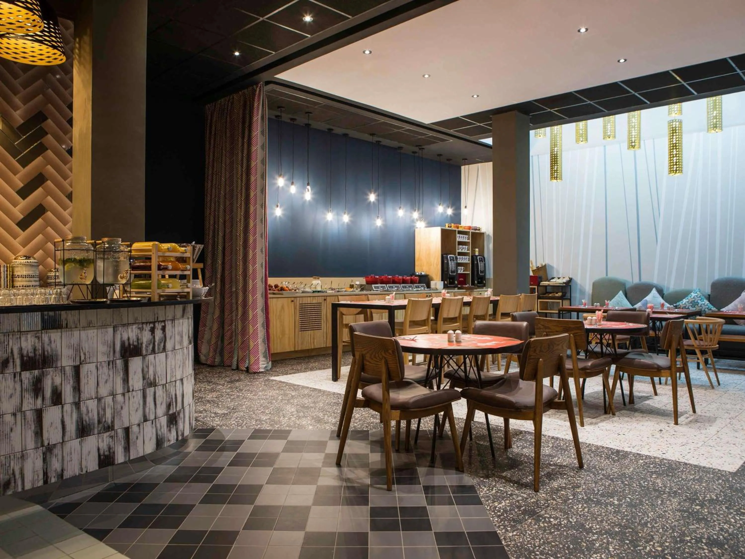 Restaurant/places to eat in Ibis Abdelmoumen Casa Centre