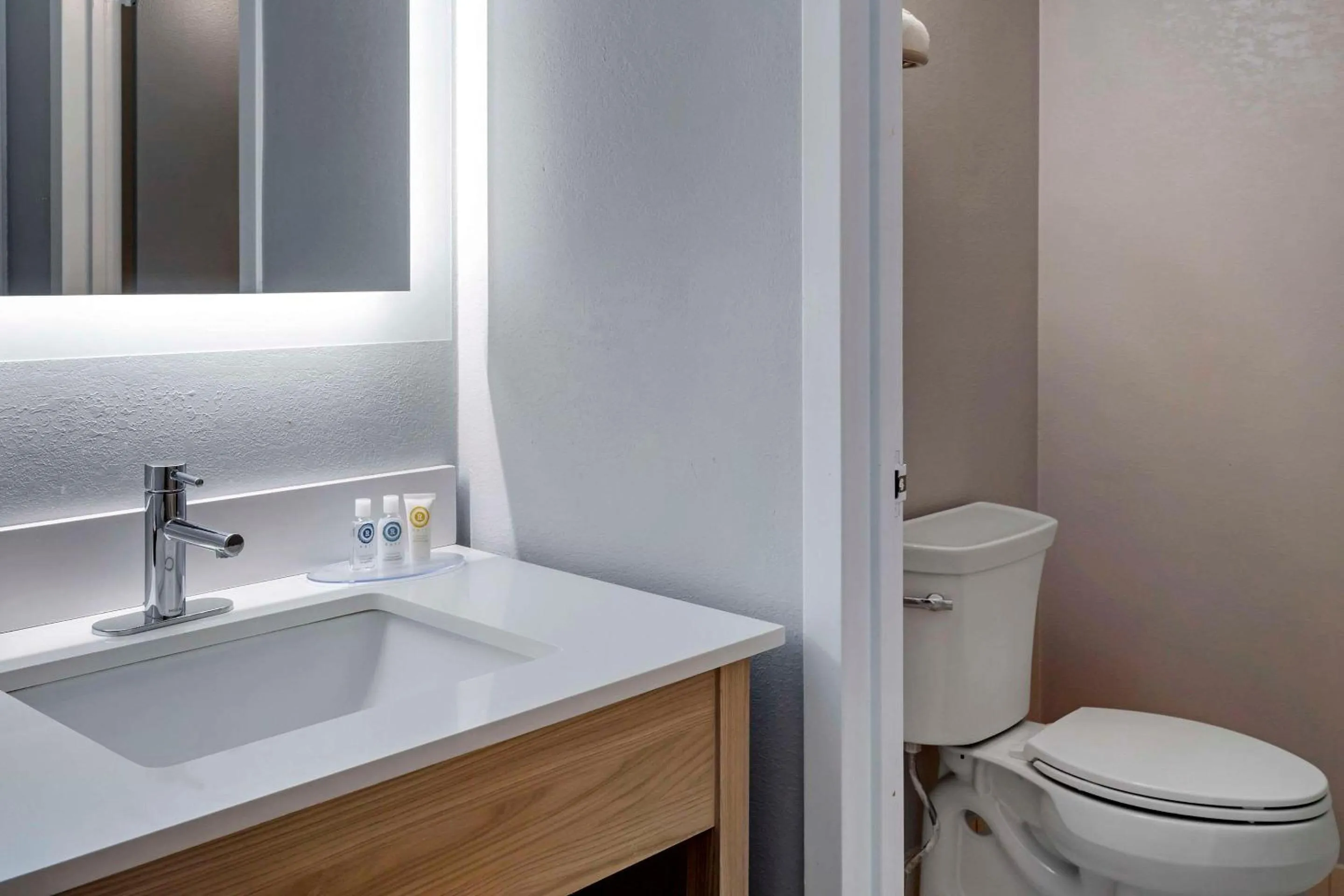 Bedroom in Comfort Inn Hyannis - Cape Cod