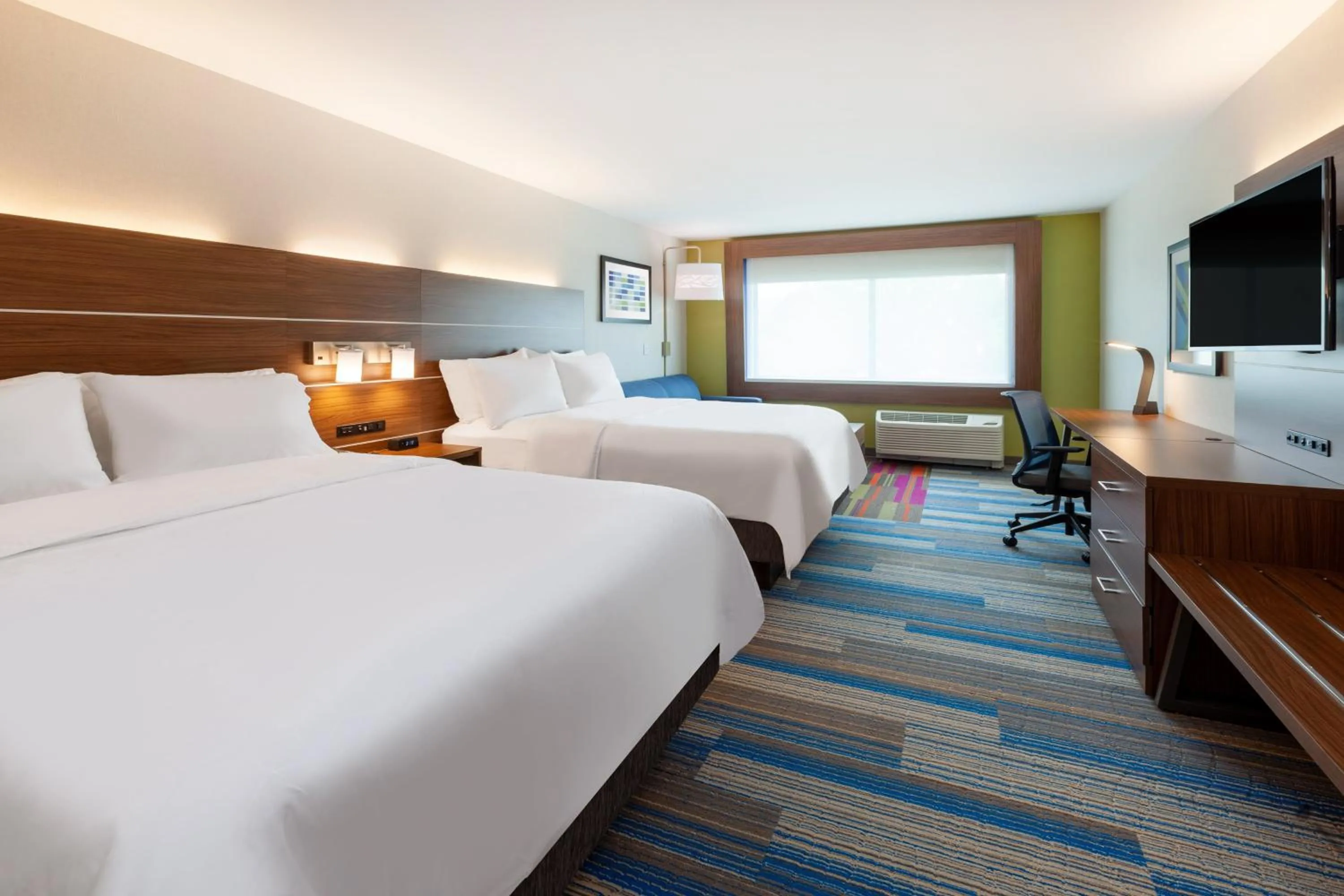 Photo of the whole room, Bed in Holiday Inn Express & Suites Brunswick-Harpers Ferry Area by IHG