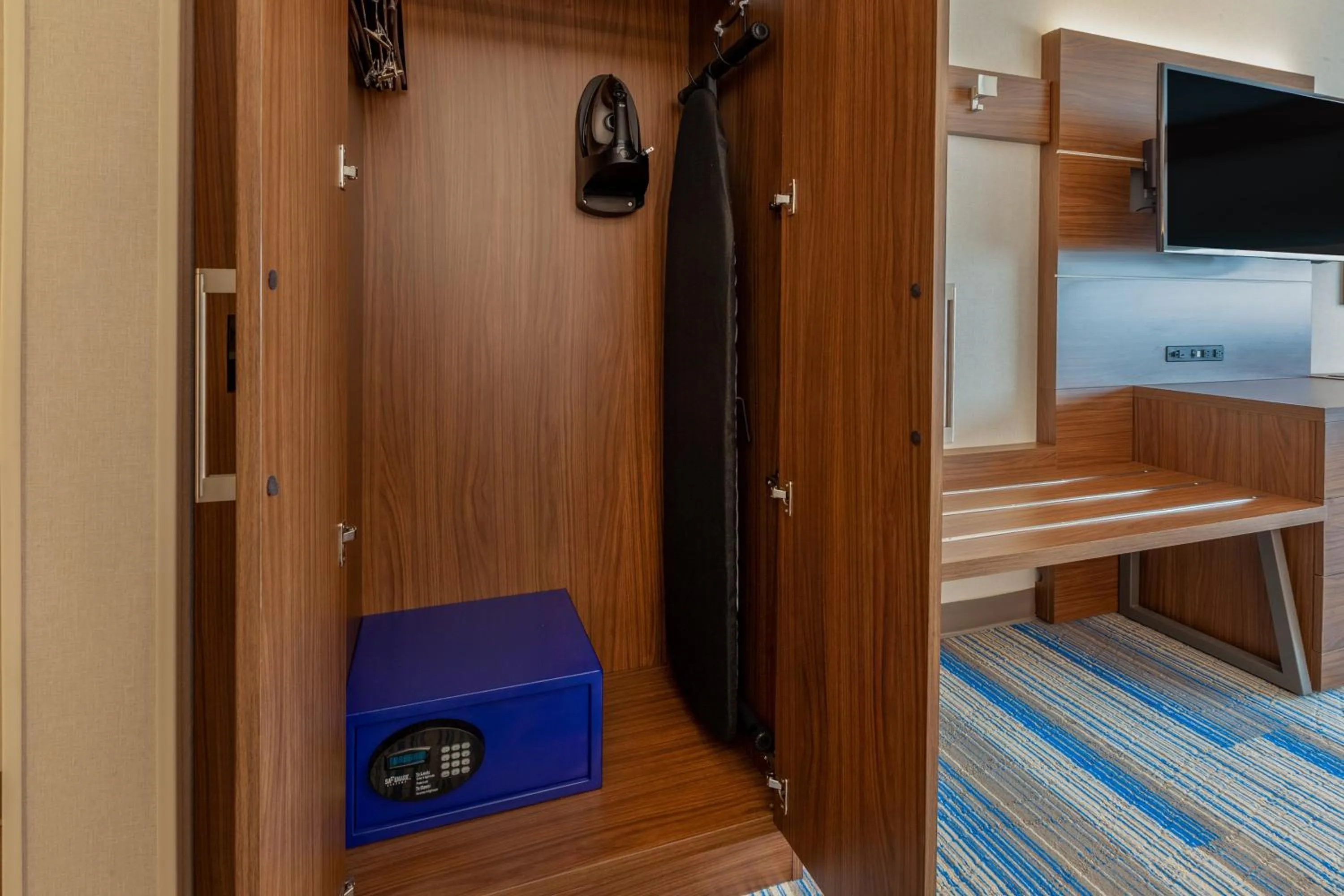 Photo of the whole room, Bed in Holiday Inn Express & Suites Brunswick-Harpers Ferry Area by IHG