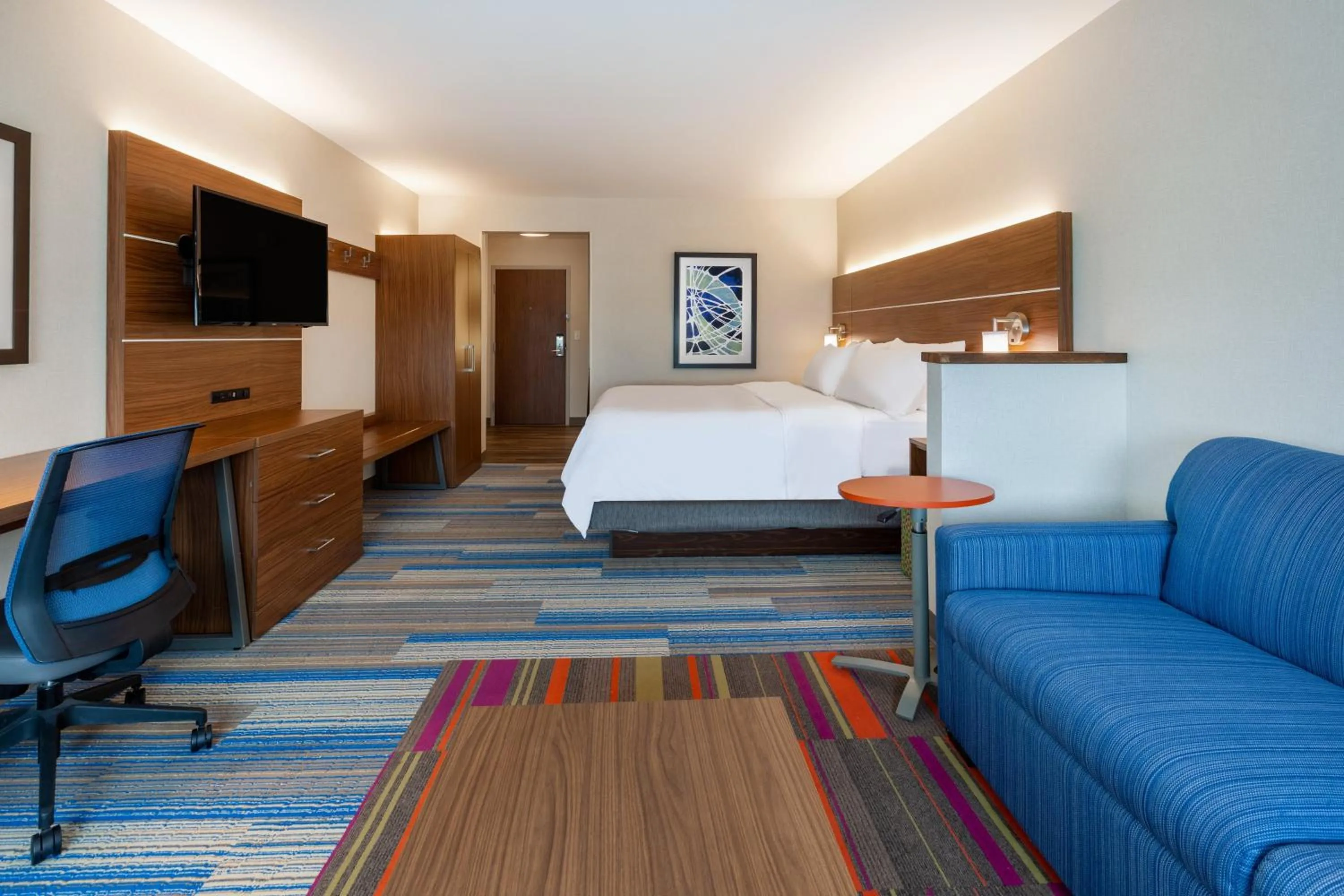 Photo of the whole room, Bed in Holiday Inn Express & Suites Brunswick-Harpers Ferry Area by IHG