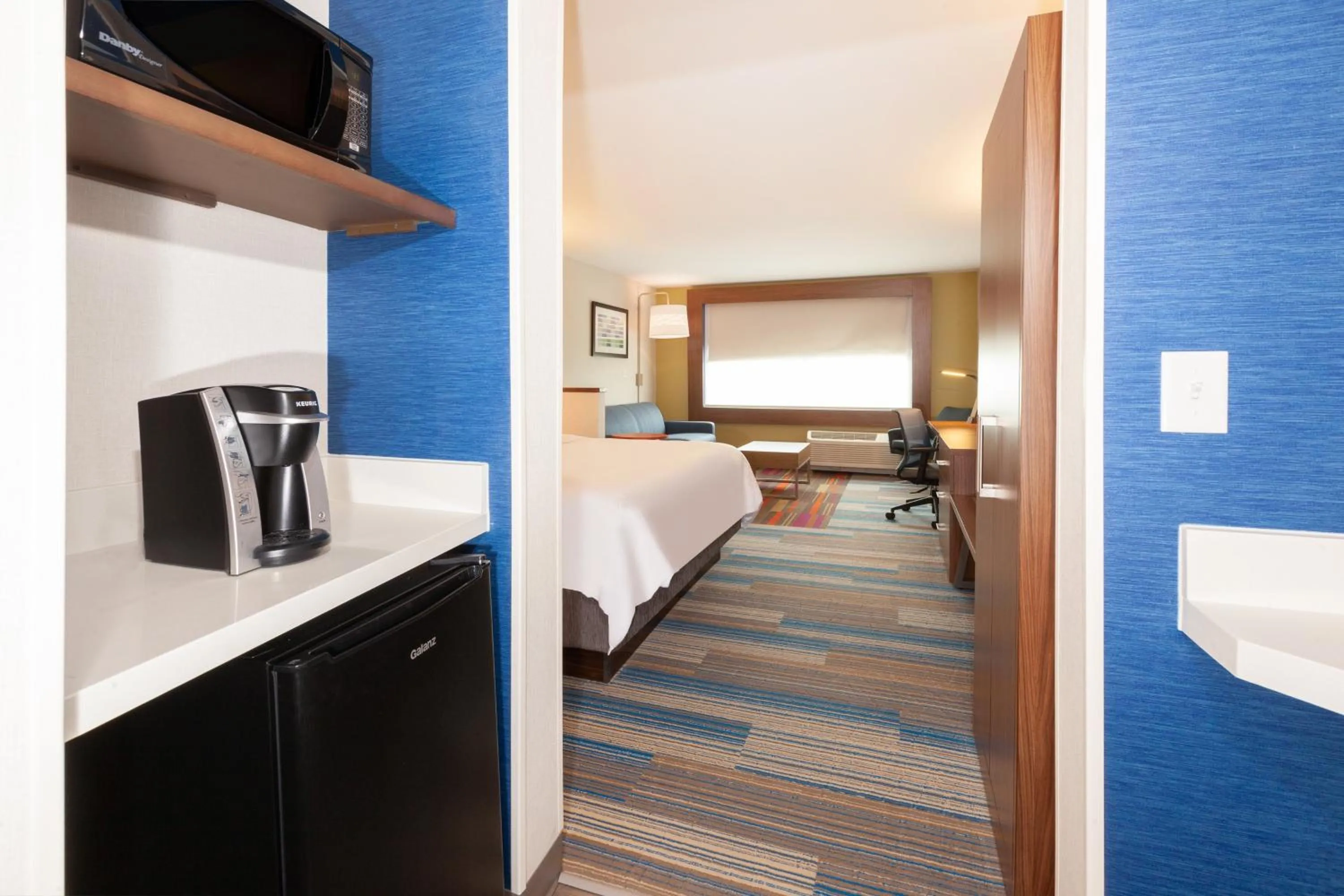 Photo of the whole room, Bed in Holiday Inn Express & Suites Brunswick-Harpers Ferry Area by IHG