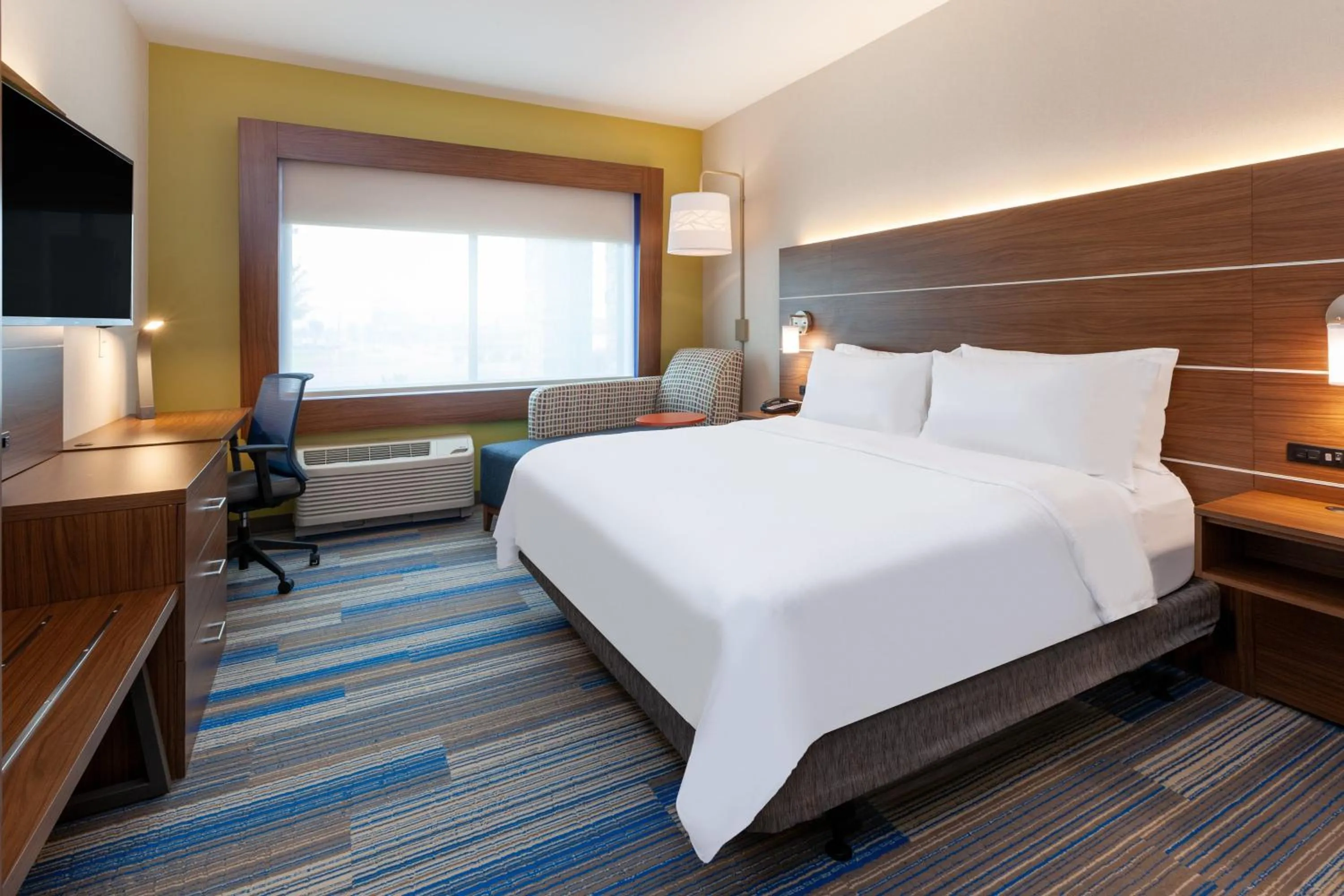 Photo of the whole room, Bed in Holiday Inn Express & Suites Brunswick-Harpers Ferry Area by IHG