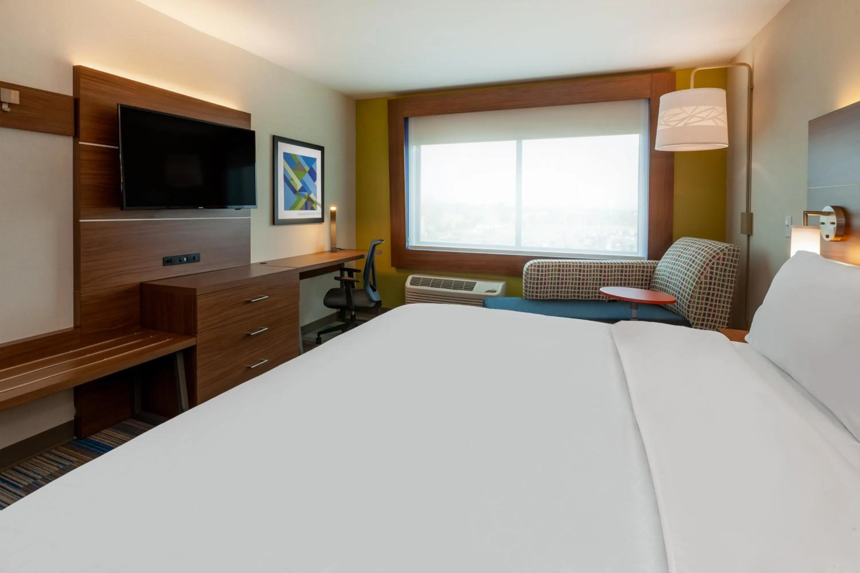 Photo of the whole room, Bed in Holiday Inn Express & Suites Brunswick-Harpers Ferry Area by IHG