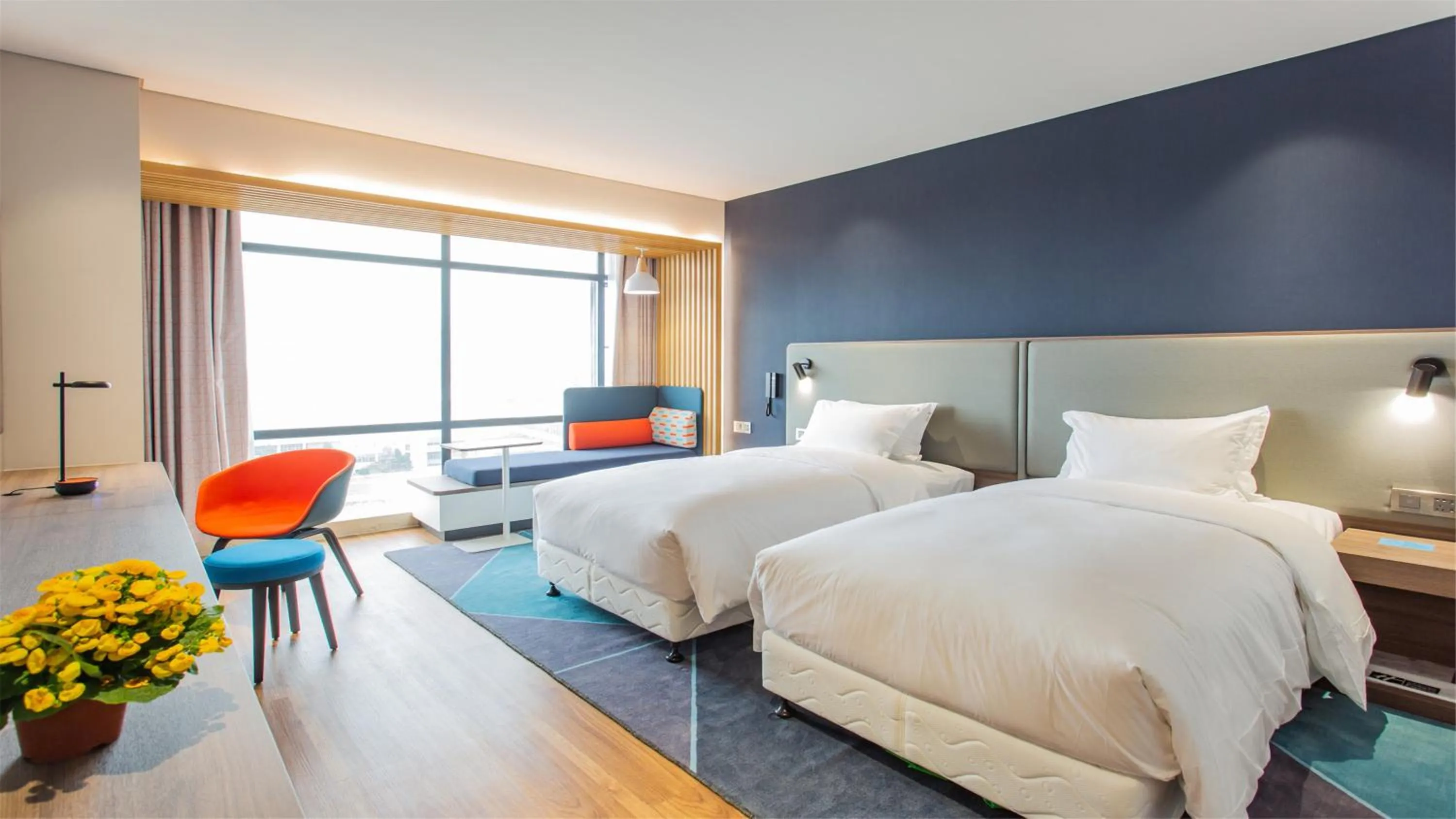 Photo of the whole room, Bed in Holiday Inn Express Jiangmen Jianghai by IHG
