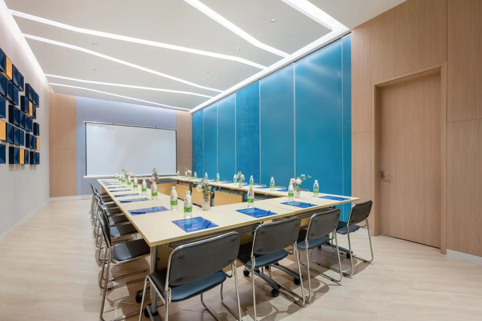 Meeting/conference room in Holiday Inn Express Jiangmen Jianghai by IHG