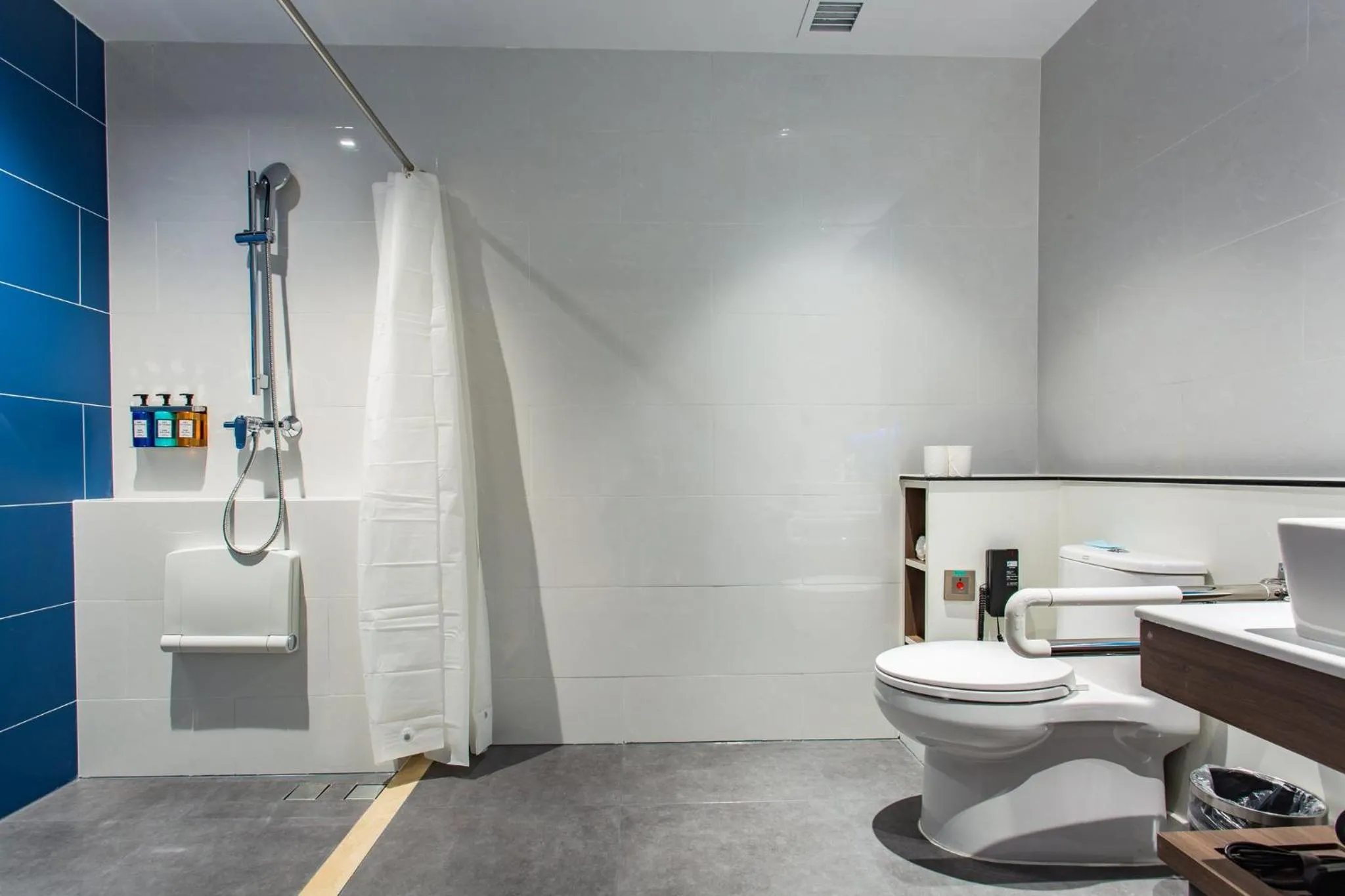 Photo of the whole room in Holiday Inn Express Jiangmen Jianghai by IHG