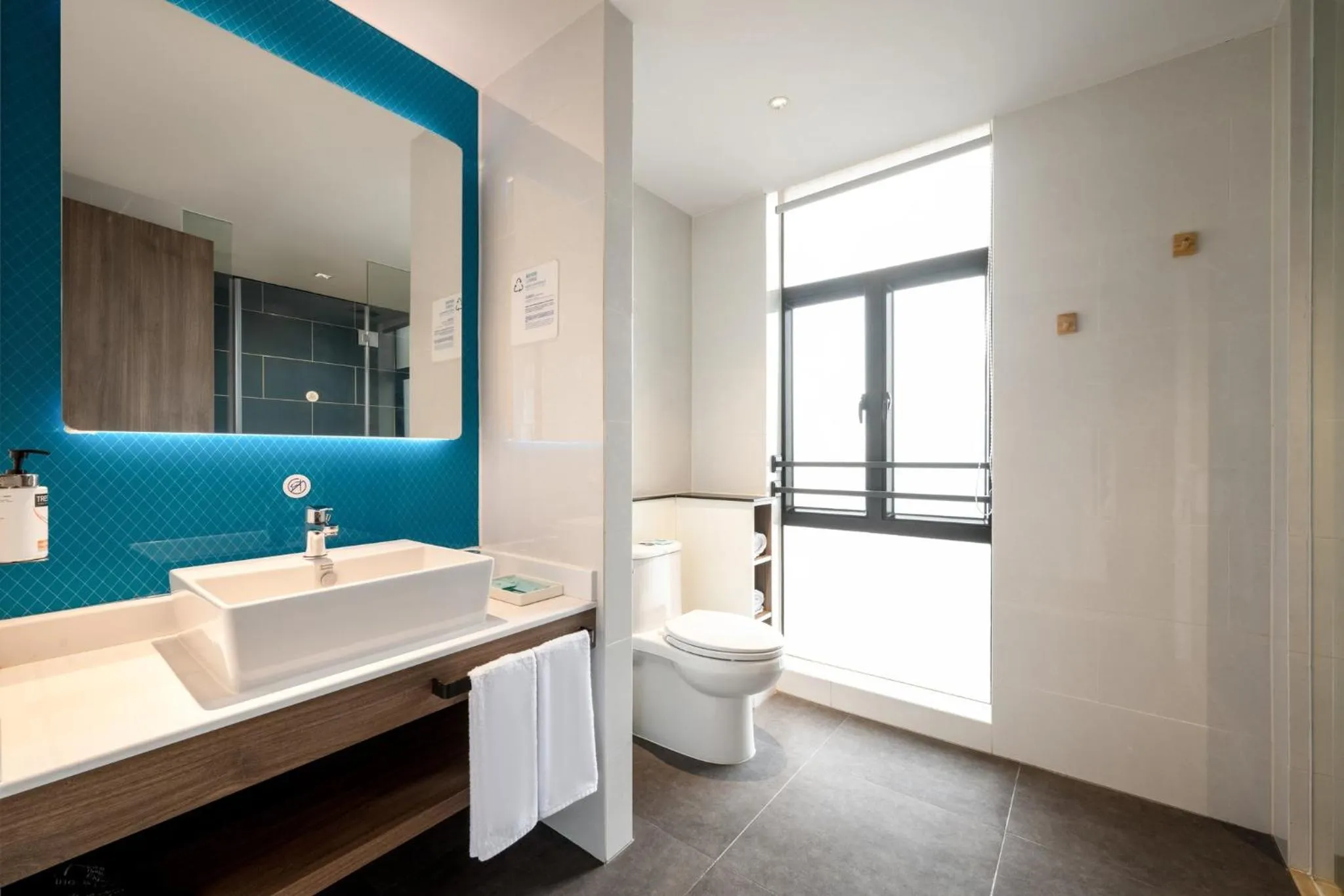 Photo of the whole room in Holiday Inn Express Jiangmen Jianghai by IHG