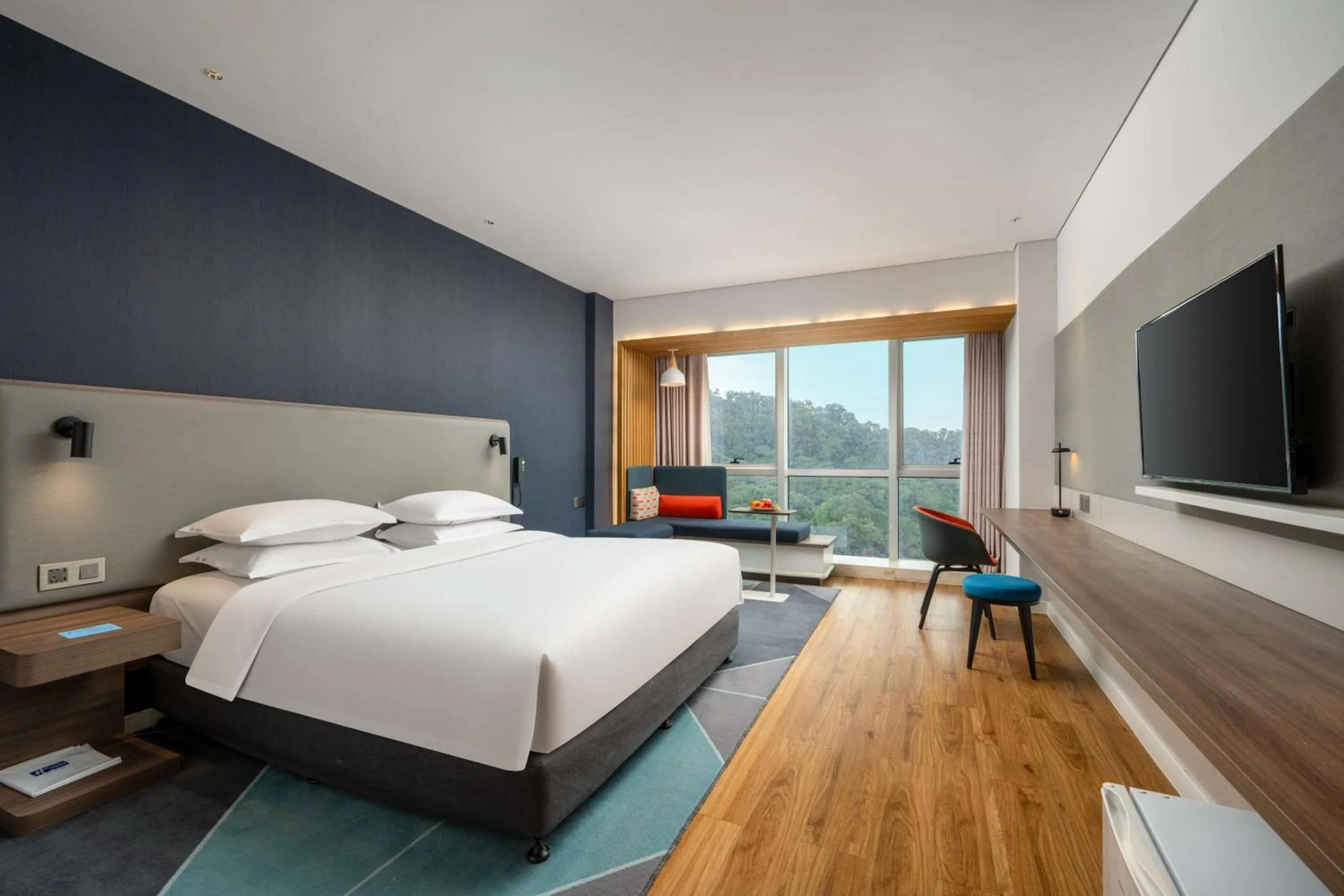 Communal lounge/ TV room, Bed in Holiday Inn Express Jiangmen Jianghai by IHG