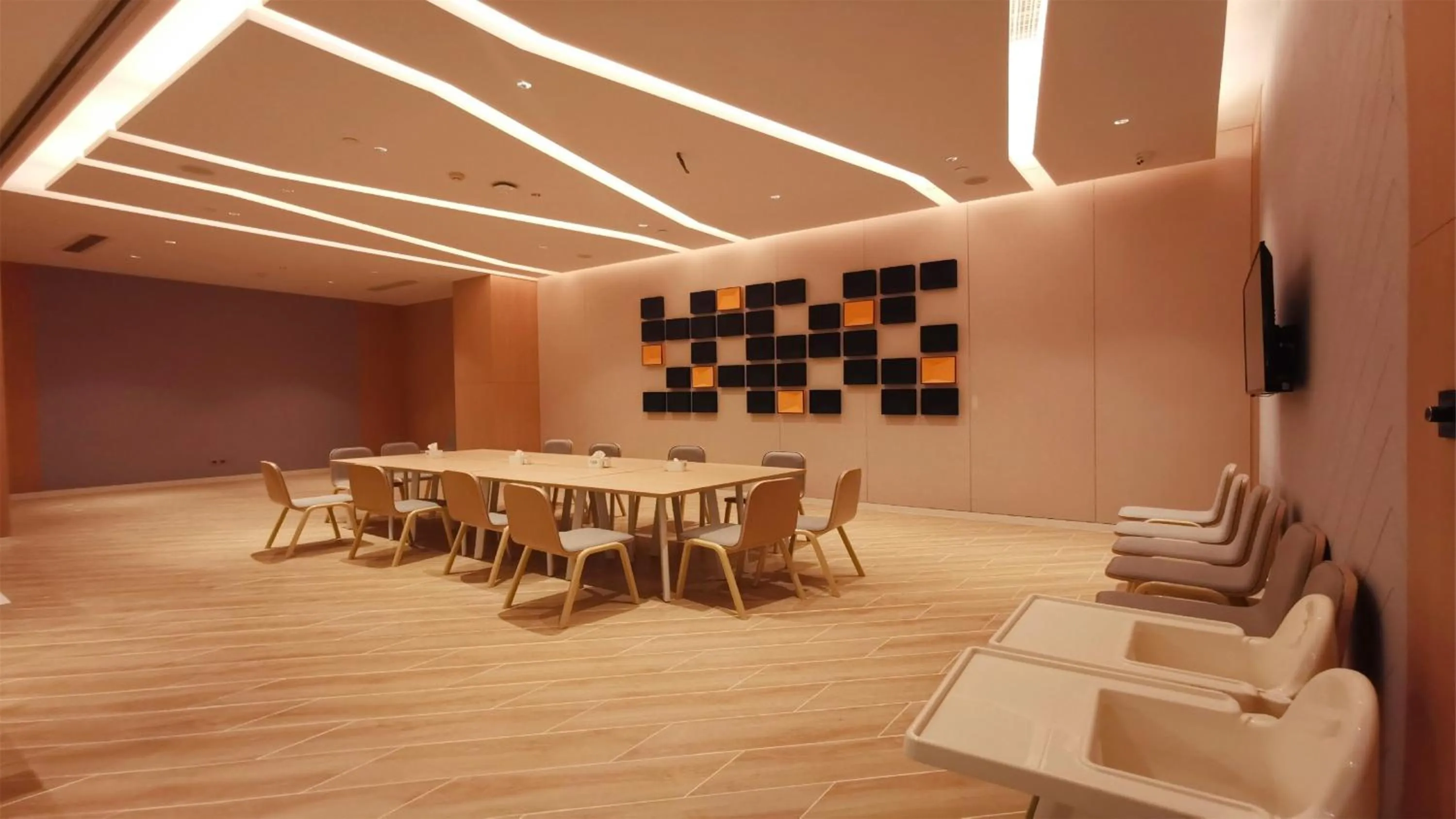 Meeting/conference room in Holiday Inn Express Jiangmen Jianghai by IHG