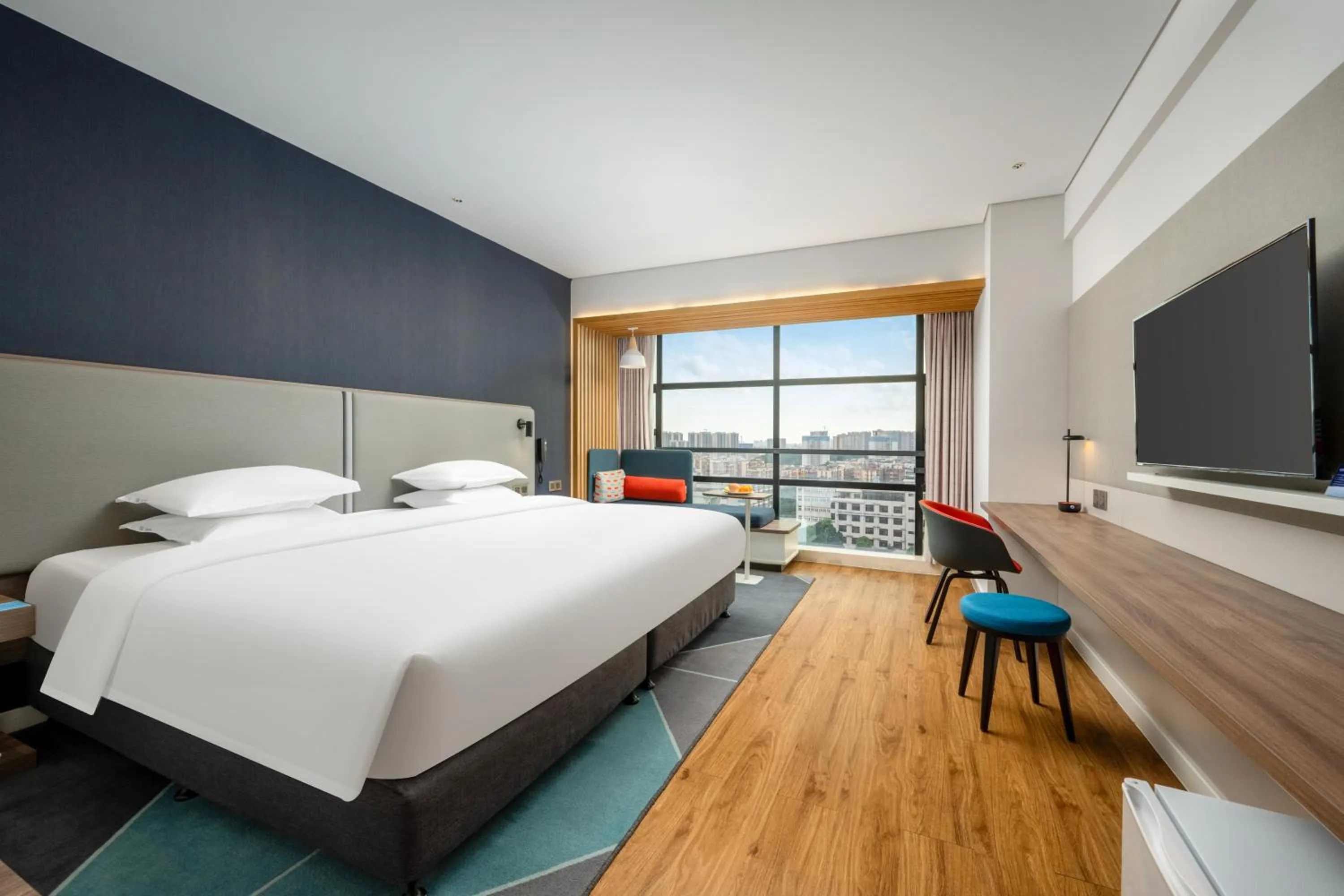 Photo of the whole room, Bed in Holiday Inn Express Jiangmen Jianghai by IHG