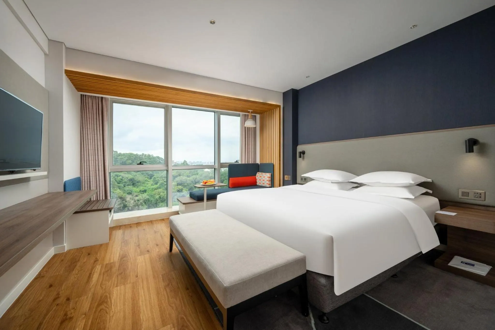 Photo of the whole room, Bed in Holiday Inn Express Jiangmen Jianghai by IHG