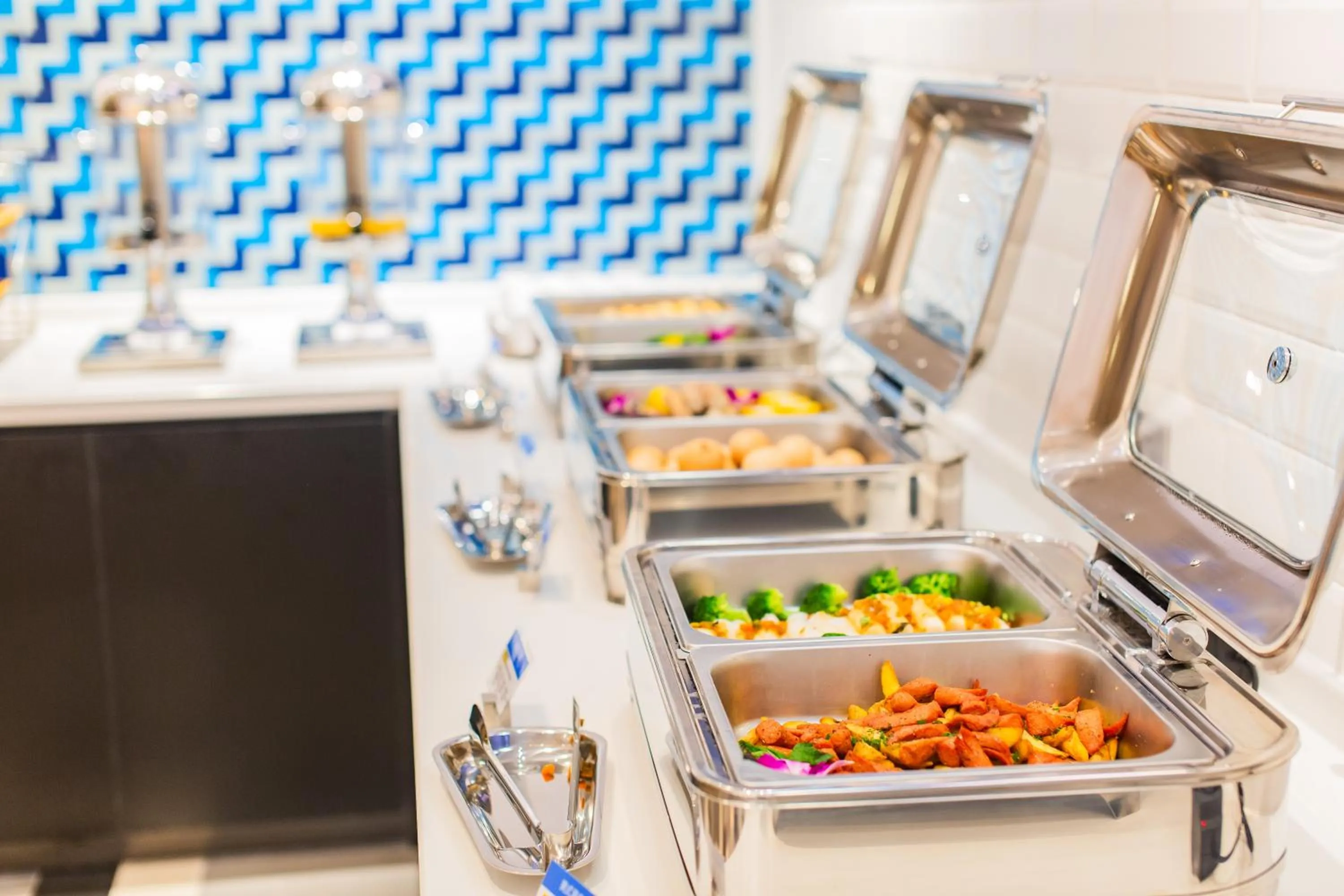 Restaurant/places to eat in Holiday Inn Express Jiangmen Jianghai by IHG